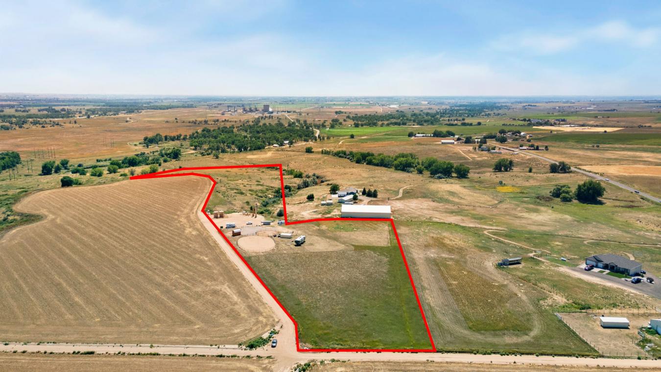 Country Living at Its Finest! This sprawling 19.71 Acres has two perfe – image 1