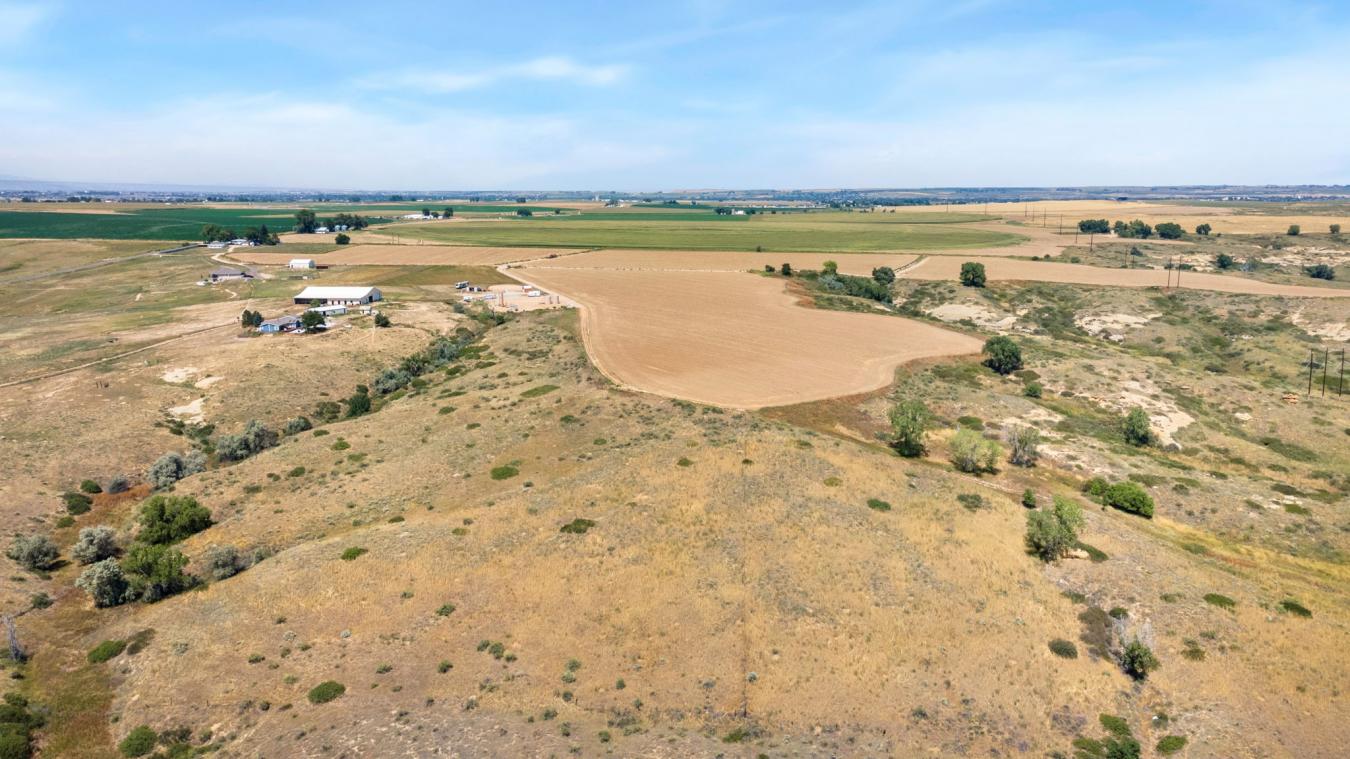 Country Living at Its Finest! This sprawling 19.71 Acres has two perfe – image 8