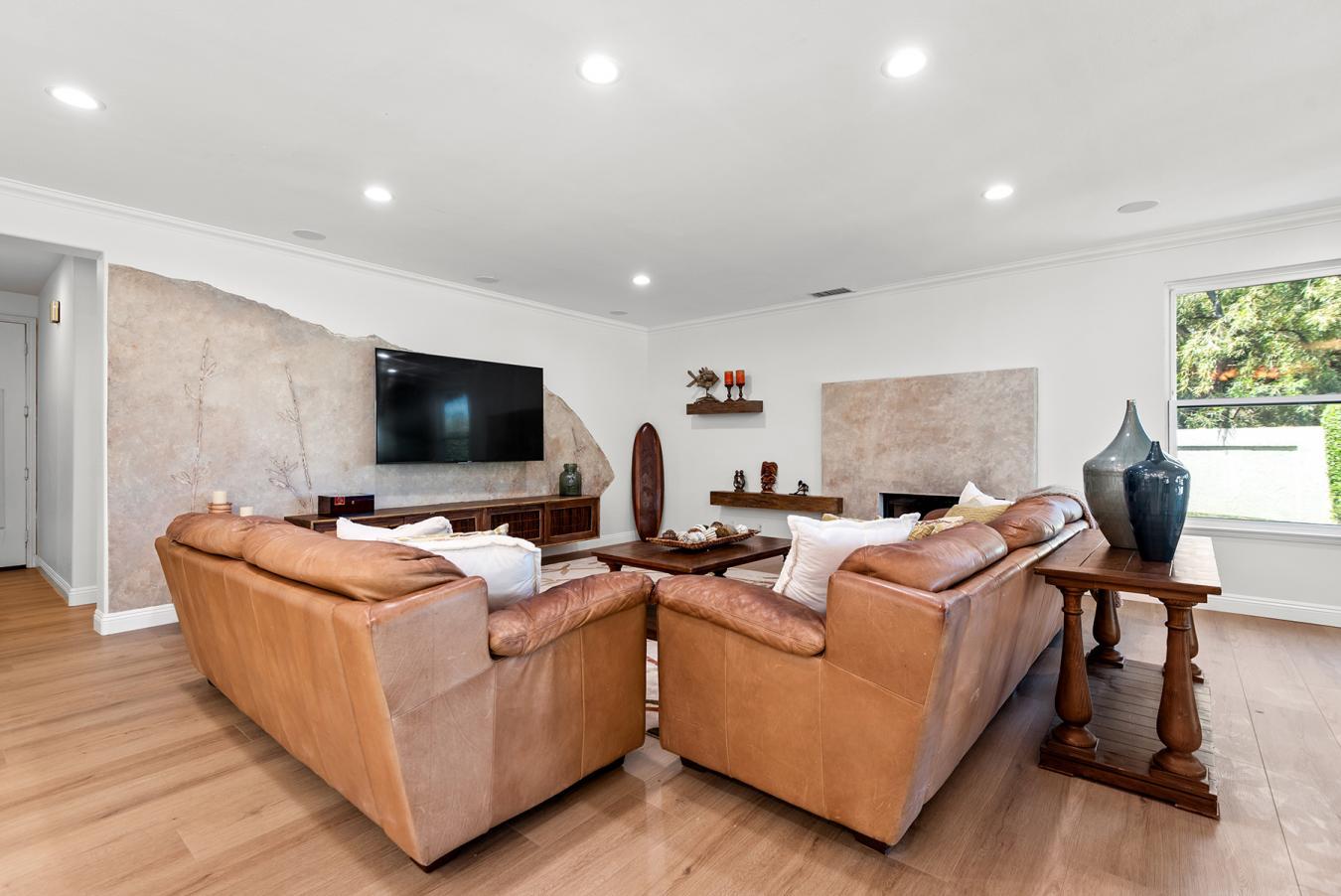 Simi Valley, California, 93065, United States, 5 Bedrooms Bedrooms, ,1 BathroomBathrooms,Residential,For Sale,1929334