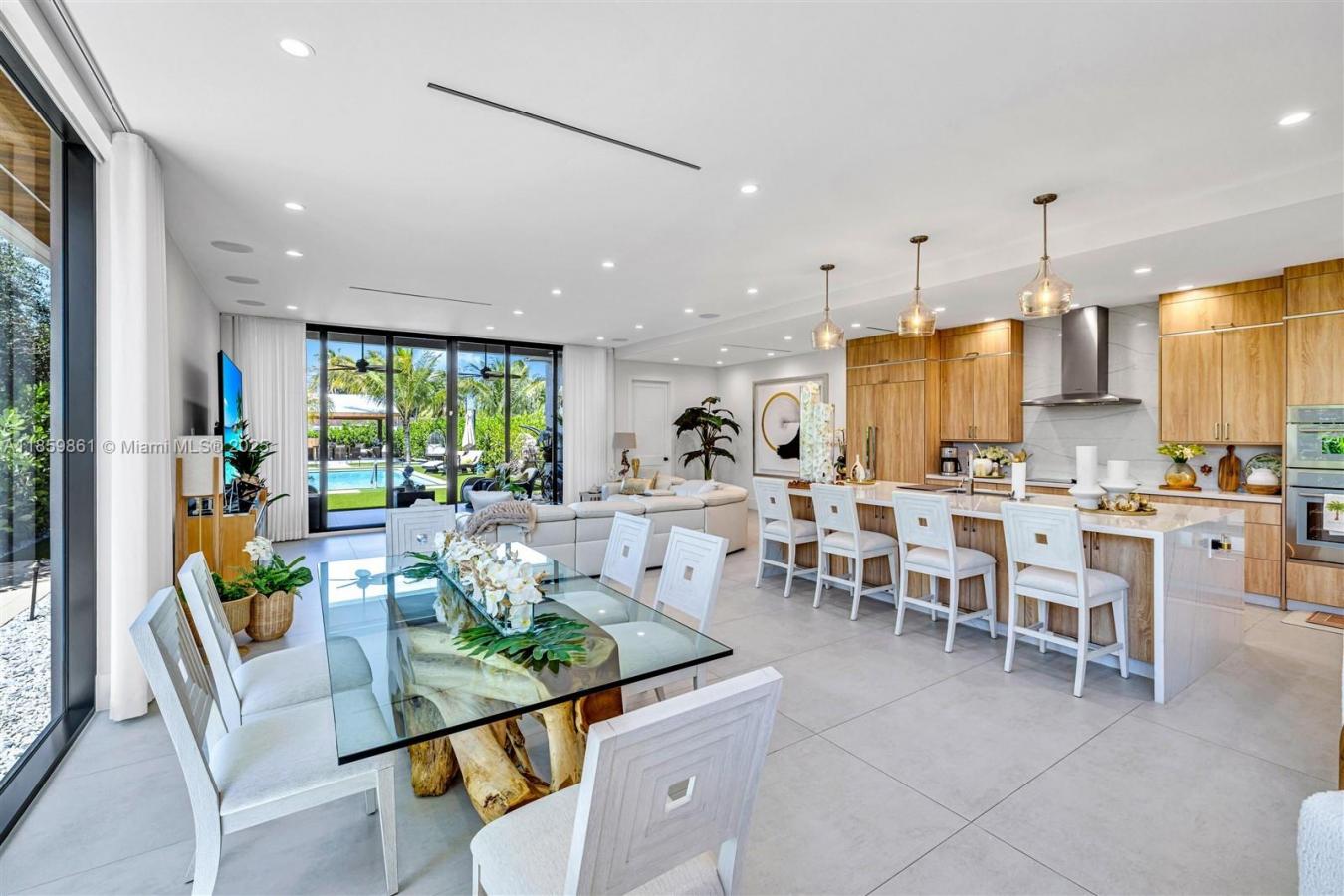 Miami, Florida, 33165, United States, 4 Bedrooms Bedrooms, ,5 BathroomsBathrooms,Residential,For Sale,1933830