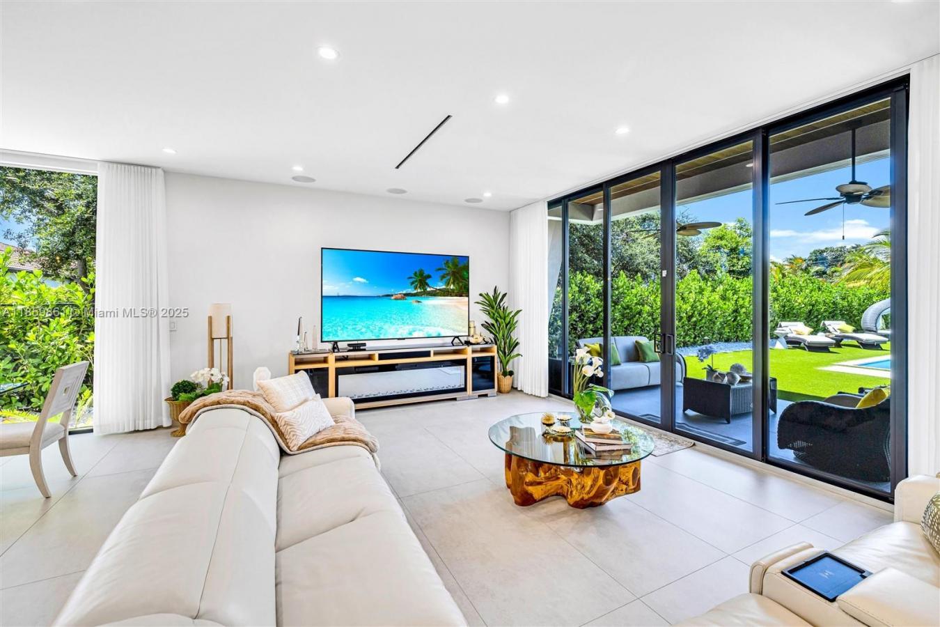 Miami, Florida, 33165, United States, 4 Bedrooms Bedrooms, ,5 BathroomsBathrooms,Residential,For Sale,1933830