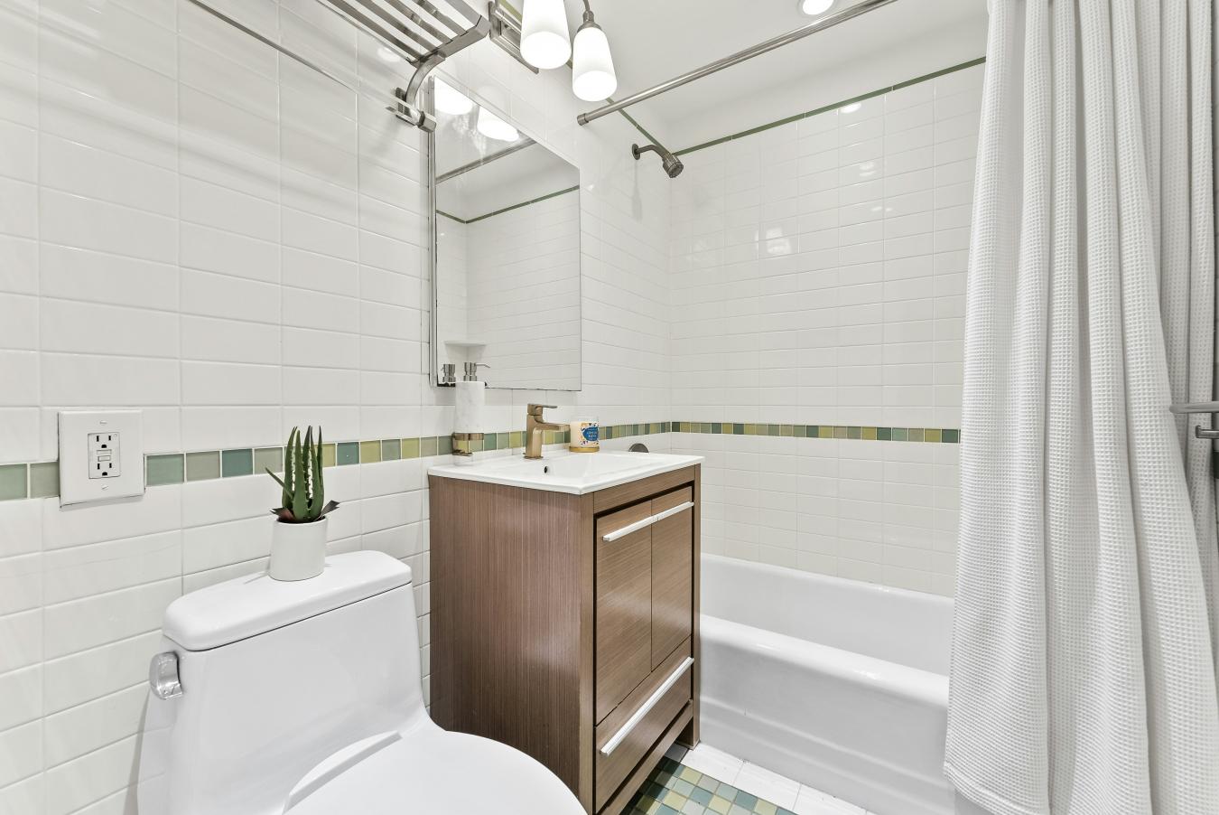 New York, New York, 10075, United States, 3 Bedrooms Bedrooms, ,2 BathroomsBathrooms,Residential,For Sale,1952716