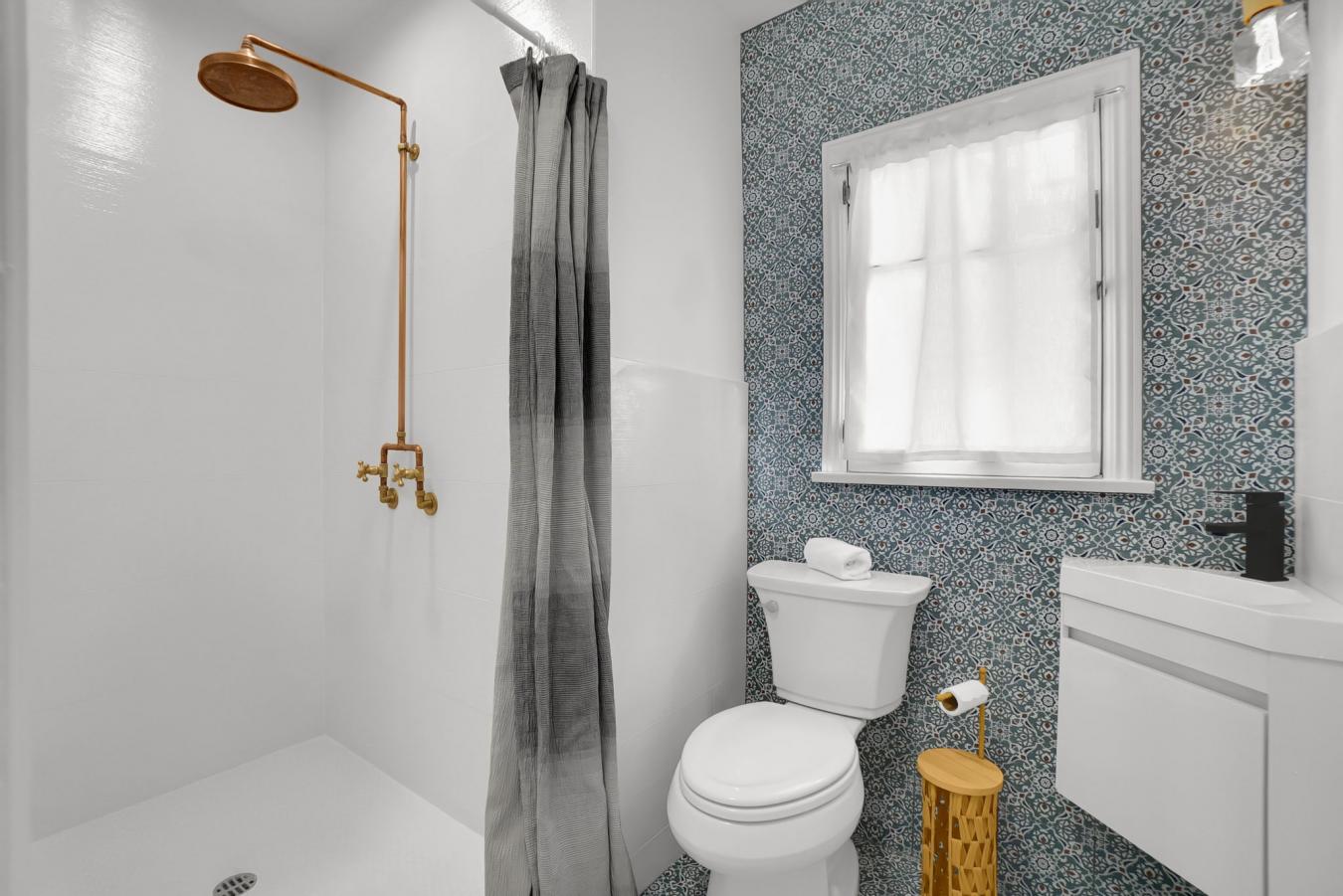 Los Angeles, Los Angeles, 90004, United States, 4 Bedrooms Bedrooms, ,2 BathroomsBathrooms,Residential,For Sale,1943700