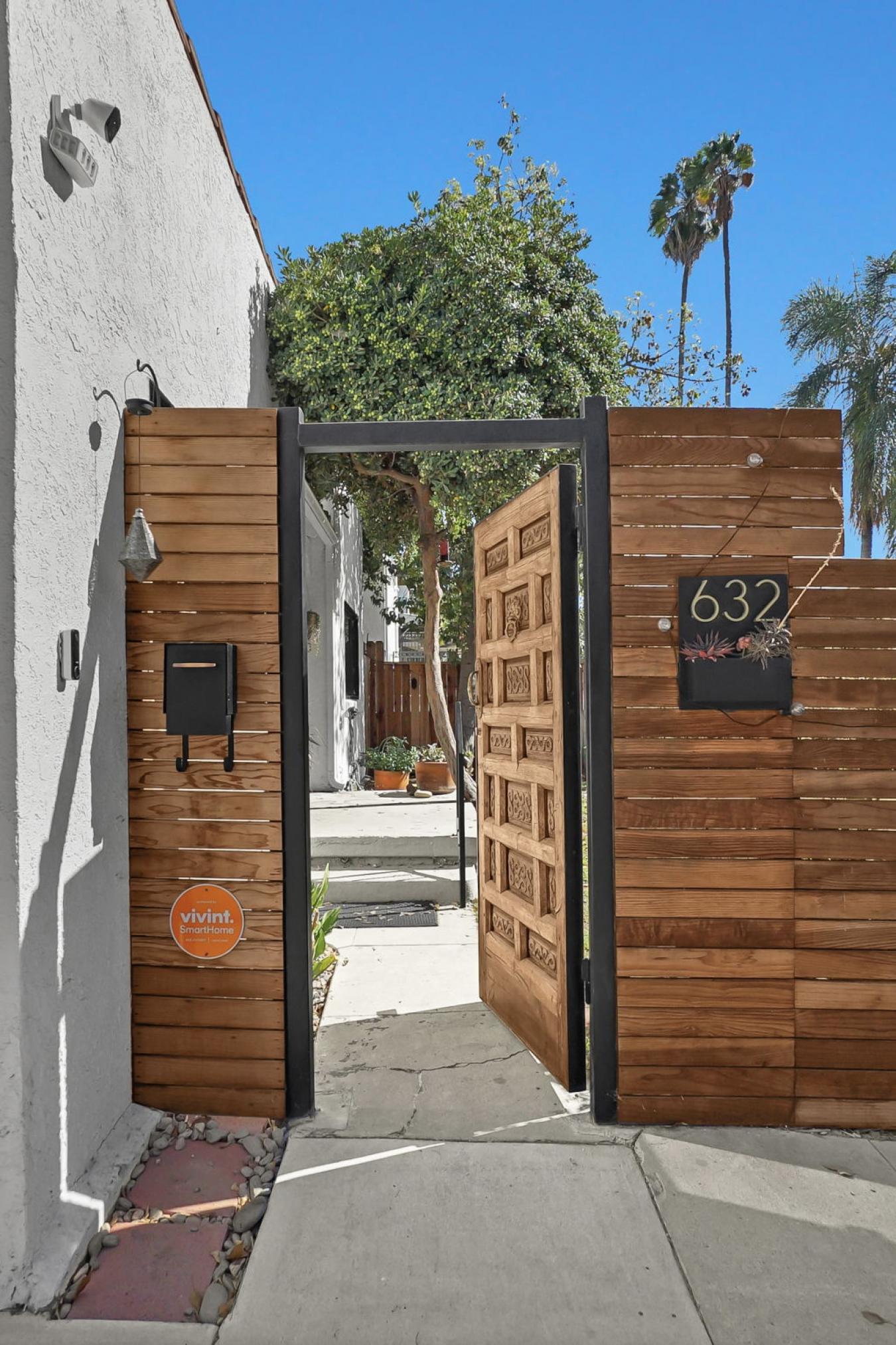 Los Angeles, Los Angeles, 90004, United States, 4 Bedrooms Bedrooms, ,2 BathroomsBathrooms,Residential,For Sale,1943700