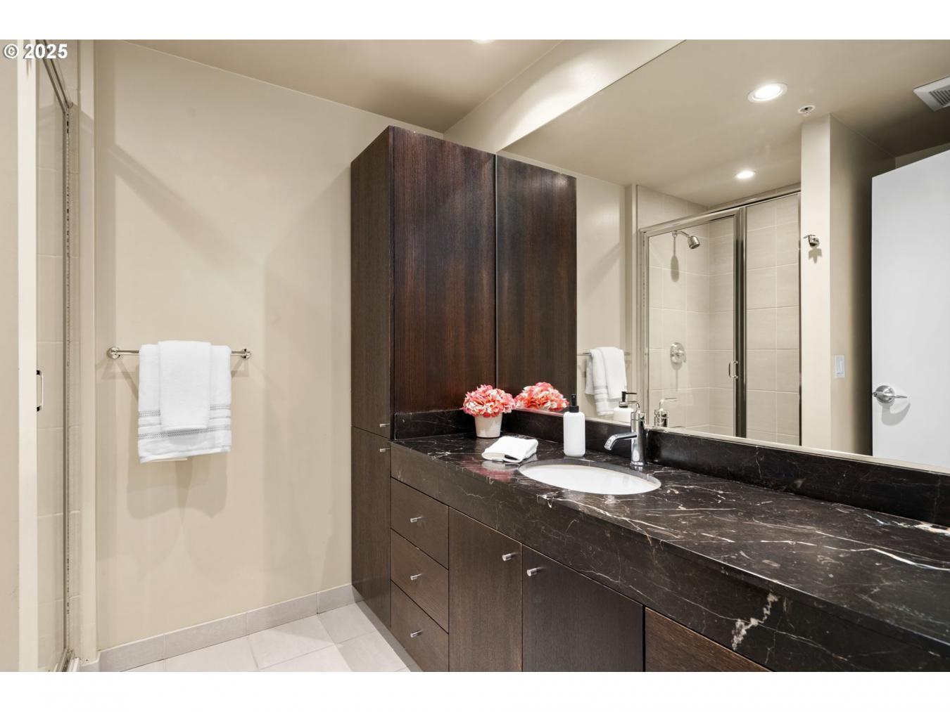 Portland, Multnomah, 97201, United States, 2 Bedrooms Bedrooms, ,2 BathroomsBathrooms,Residential,For Sale,1933808