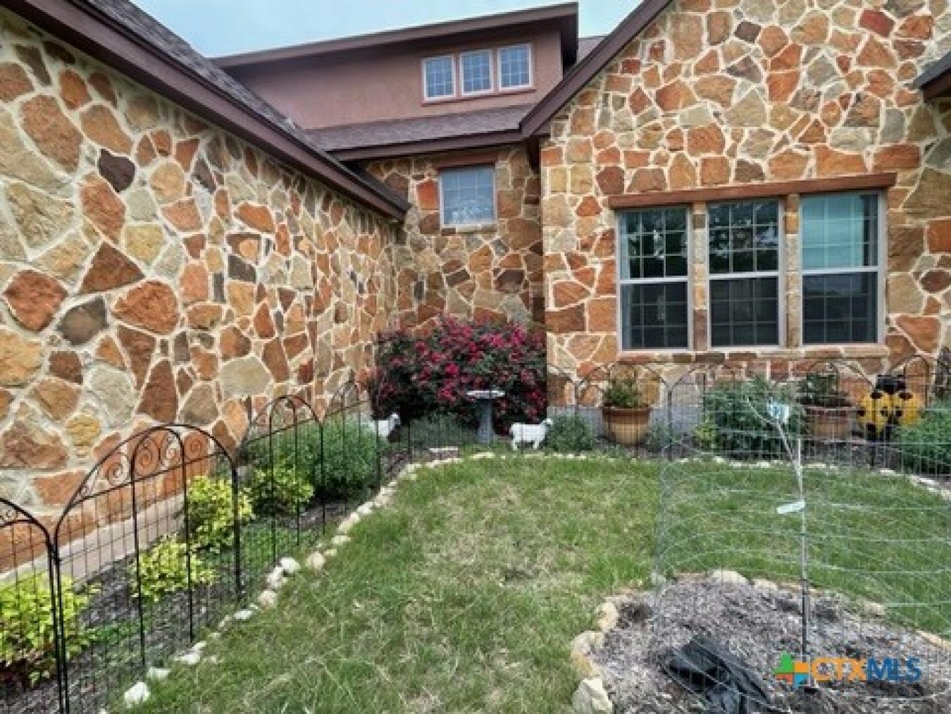 Blanco, Blanco, 78606, United States, 5 Bedrooms Bedrooms, ,4 BathroomsBathrooms,Residential,For Sale,1933786