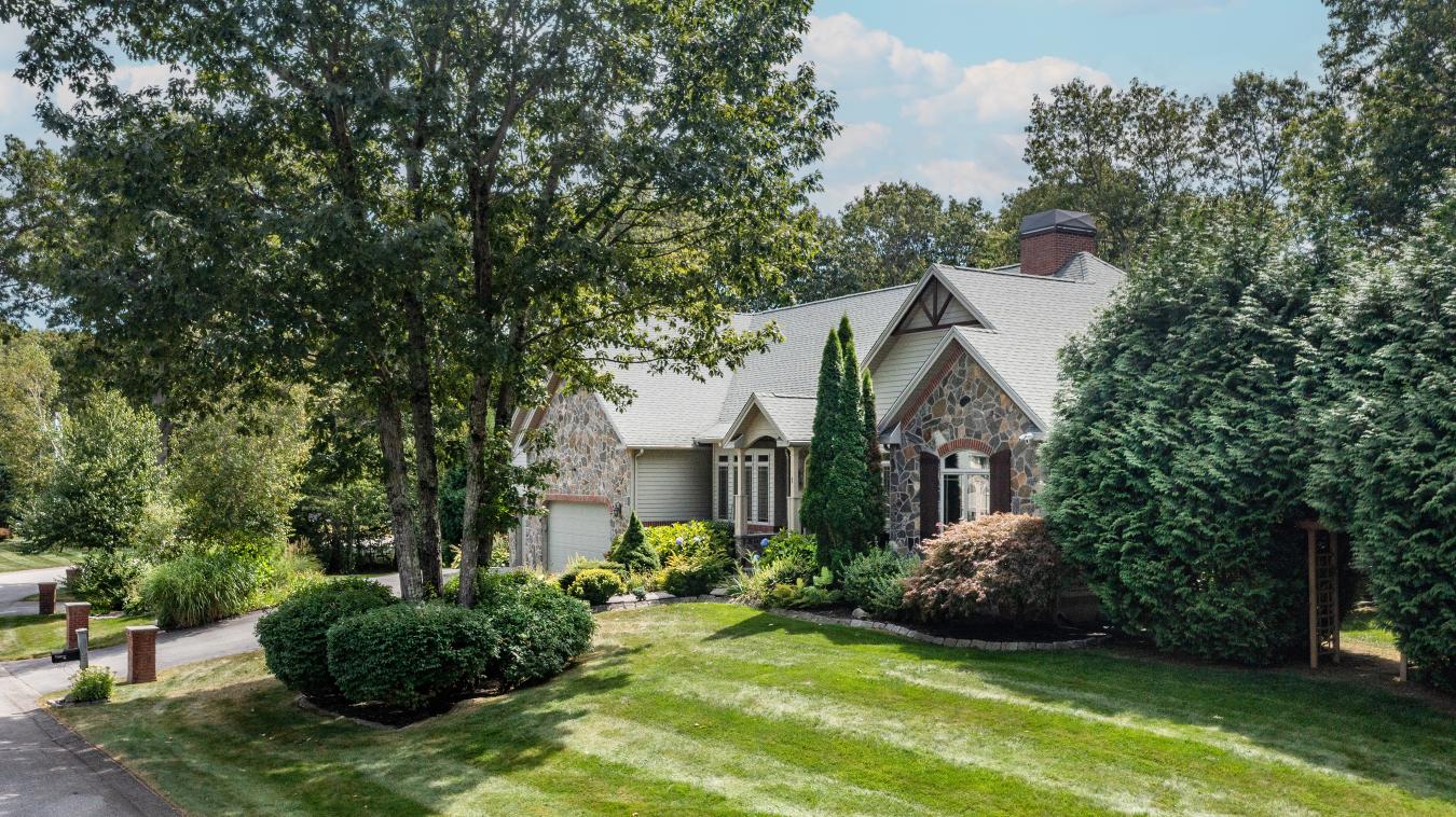 Smithfield, Rhode Island, 02917, United States, 4 Bedrooms Bedrooms, ,2 BathroomsBathrooms,Residential,For Sale,1933782