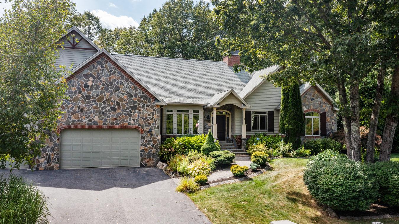 Smithfield, Rhode Island, 02917, United States, 4 Bedrooms Bedrooms, ,2 BathroomsBathrooms,Residential,For Sale,1933782