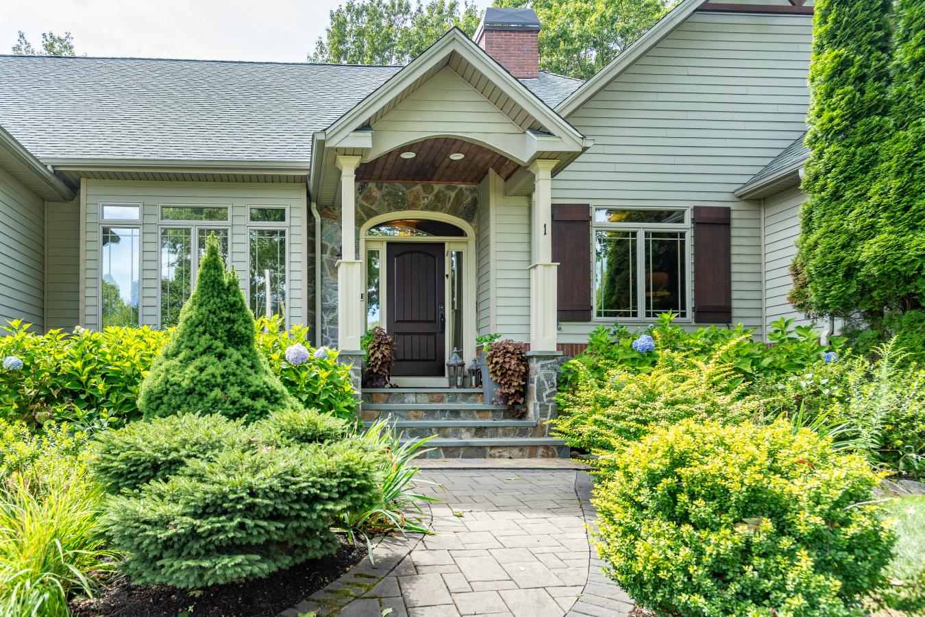 Smithfield, Rhode Island, 02917, United States, 4 Bedrooms Bedrooms, ,2 BathroomsBathrooms,Residential,For Sale,1933782