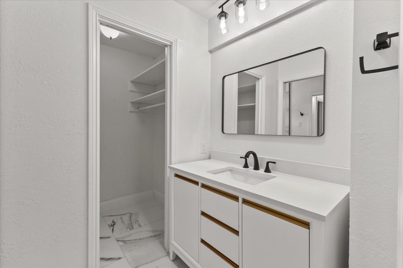 Dallas, Dallas, 75228, United States, 4 Bedrooms Bedrooms, ,3 BathroomsBathrooms,Residential,For Sale,1933780