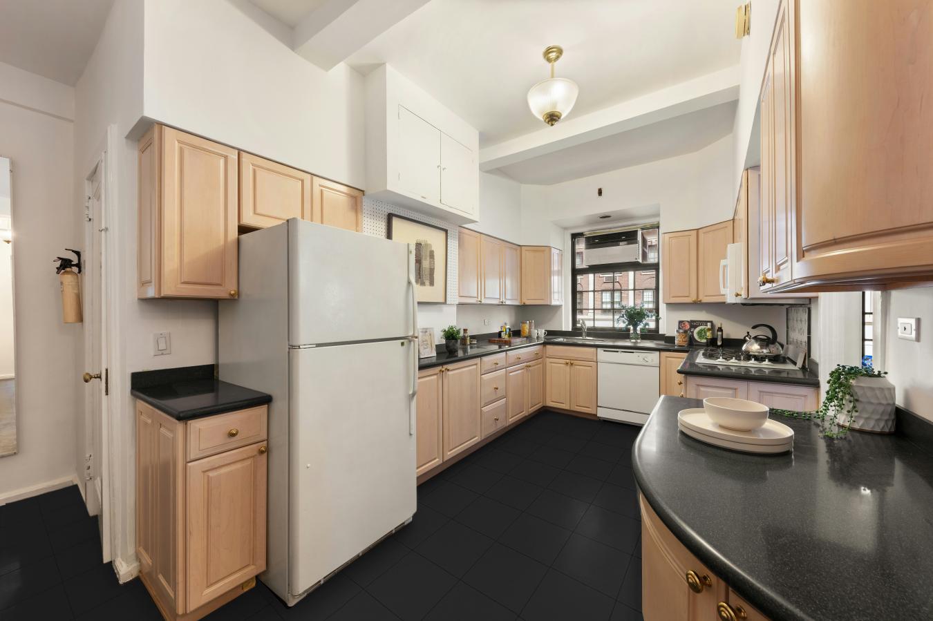 New York, New York, 10021, United States, 4 Bedrooms Bedrooms, ,2 BathroomsBathrooms,Residential,For Sale,1934120