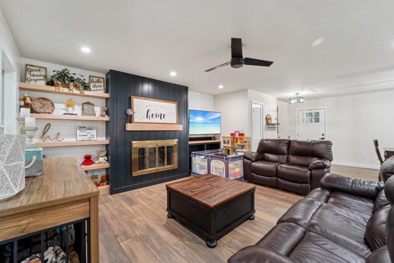 Welcome to this beautifully updated 4-bedroom, 2.5-bath home, perfectl – image 3