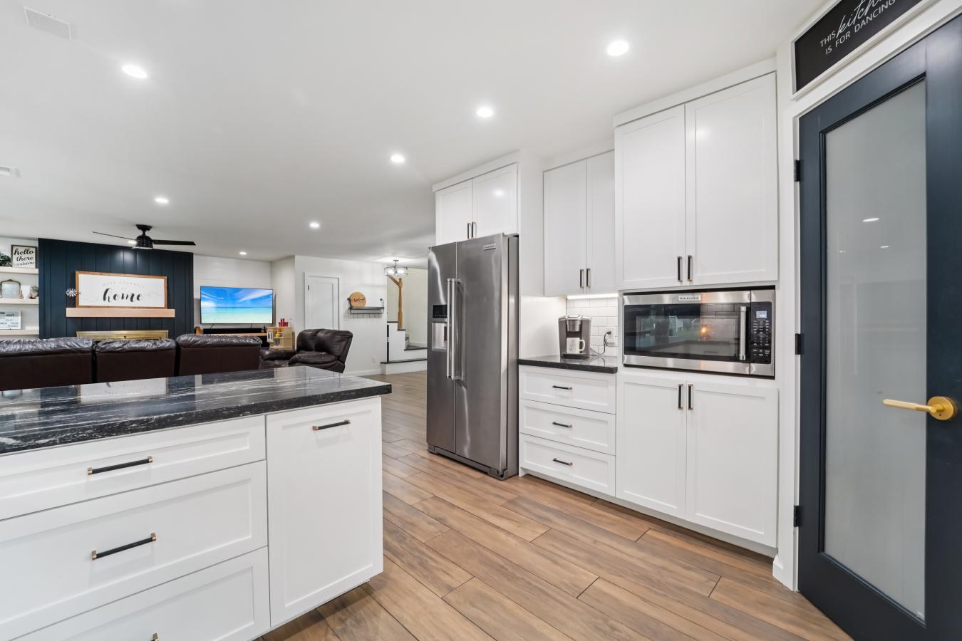 Welcome to this beautifully updated 4-bedroom, 2.5-bath home, perfectl – image 7
