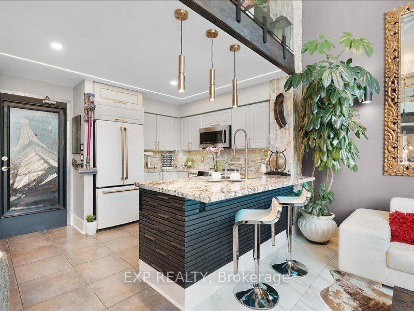 Toronto, -, M8Y 4G6, Canada, 3 Bedrooms Bedrooms, ,2 BathroomsBathrooms,Residential,For Sale,1936321