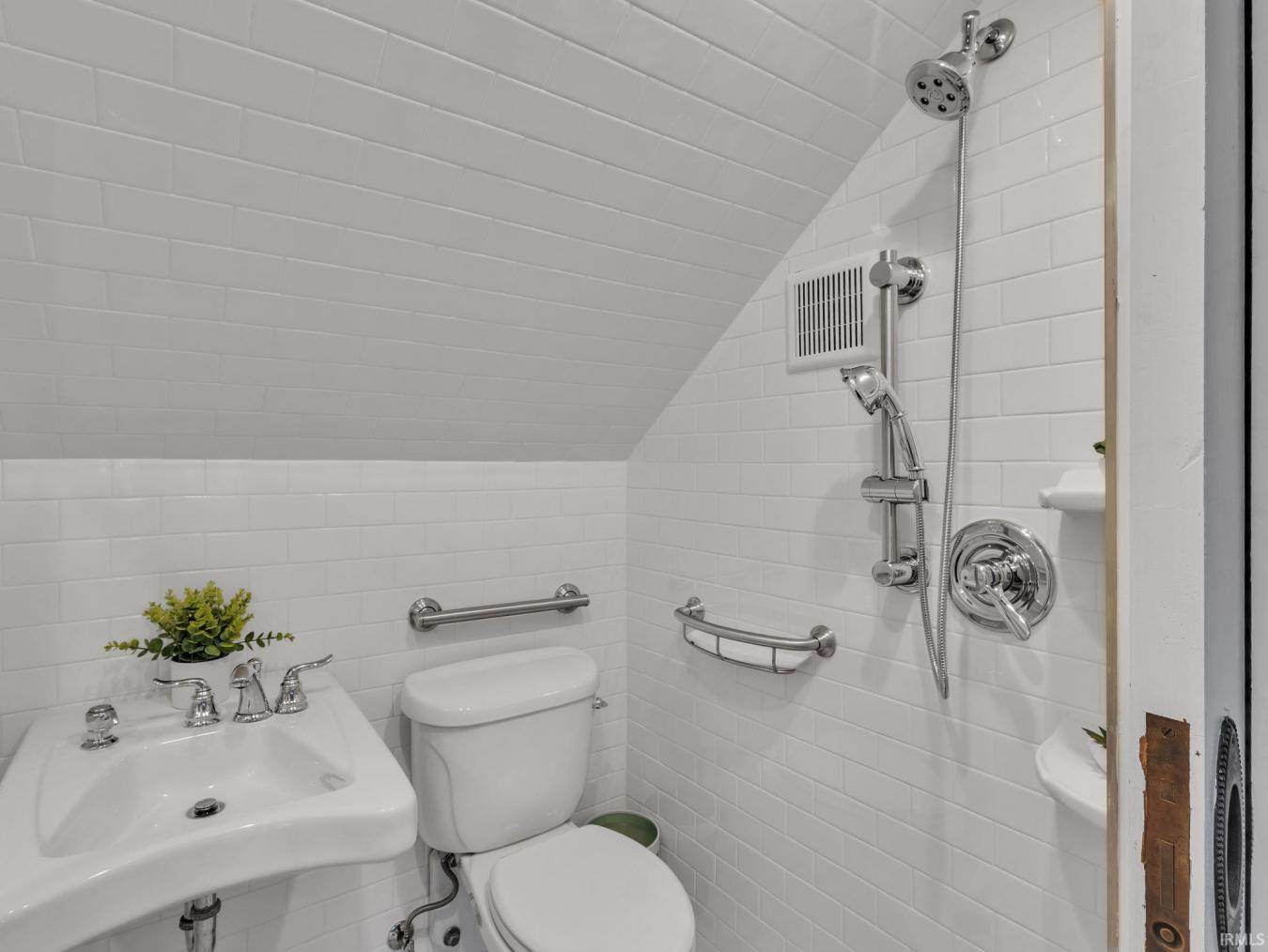 Fort Wayne, Allen, 46802, United States, 6 Bedrooms Bedrooms, ,5 BathroomsBathrooms,Residential,For Sale,1936318