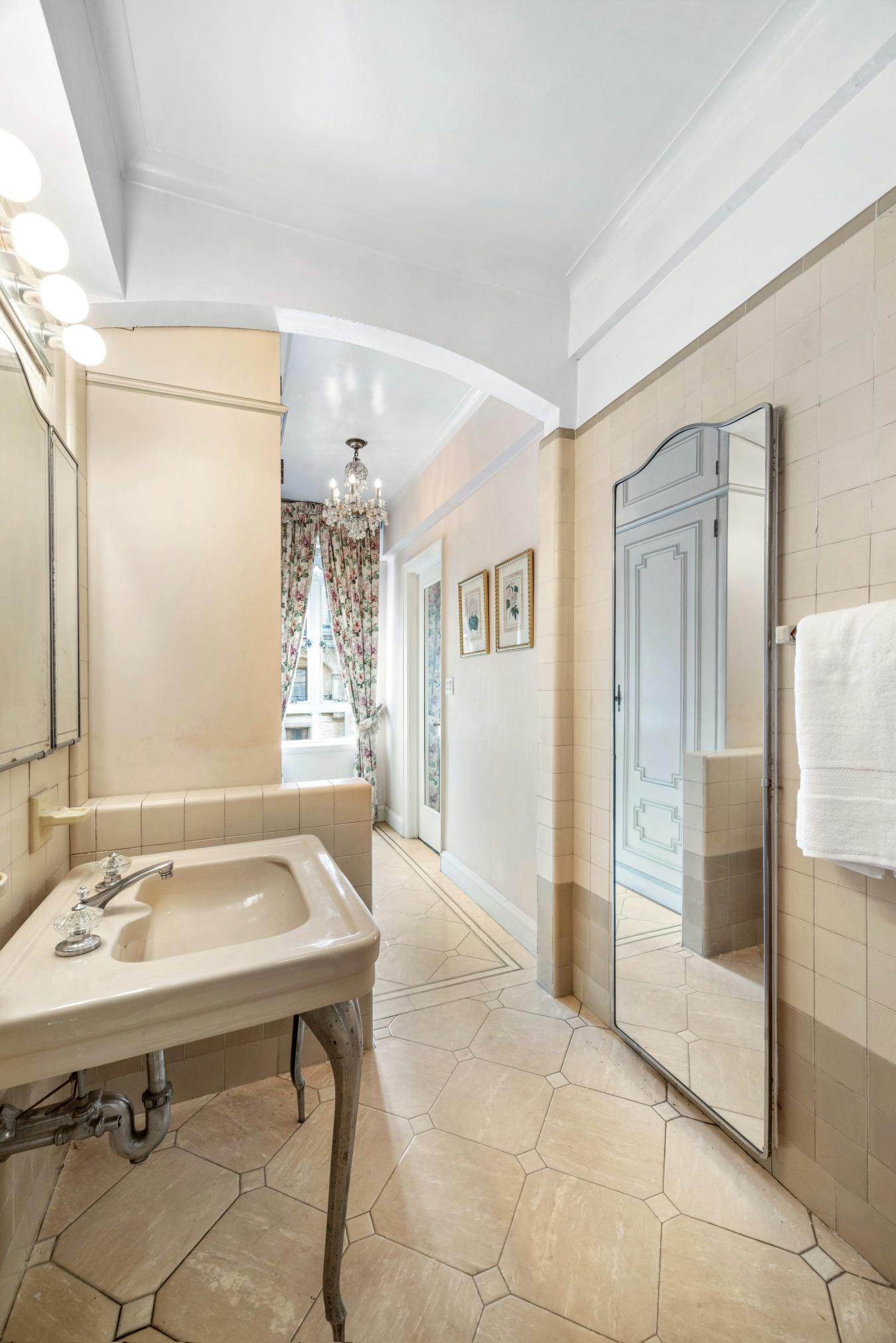 New York, New York, 10023, United States, 2 Bedrooms Bedrooms, ,3 BathroomsBathrooms,Residential,For Sale,1936565