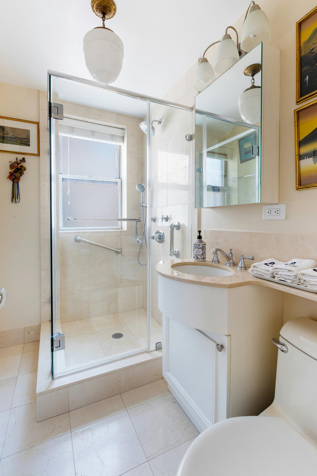 New York, New York, 10022, United States, 3 Bedrooms Bedrooms, ,2 BathroomsBathrooms,Residential,For Sale,1936555
