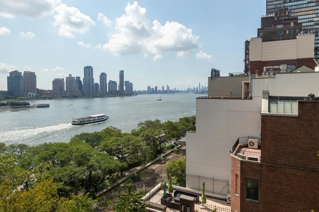 New York, New York, 10022, United States, 3 Bedrooms Bedrooms, ,2 BathroomsBathrooms,Residential,For Sale,1936555
