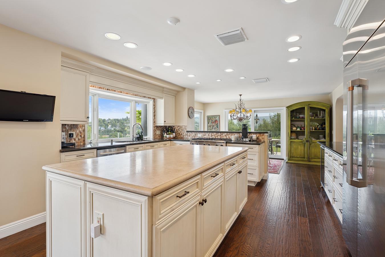 Calabasas, California, 91302, United States, 4 Bedrooms Bedrooms, ,5 BathroomsBathrooms,Residential,For Sale,1936544
