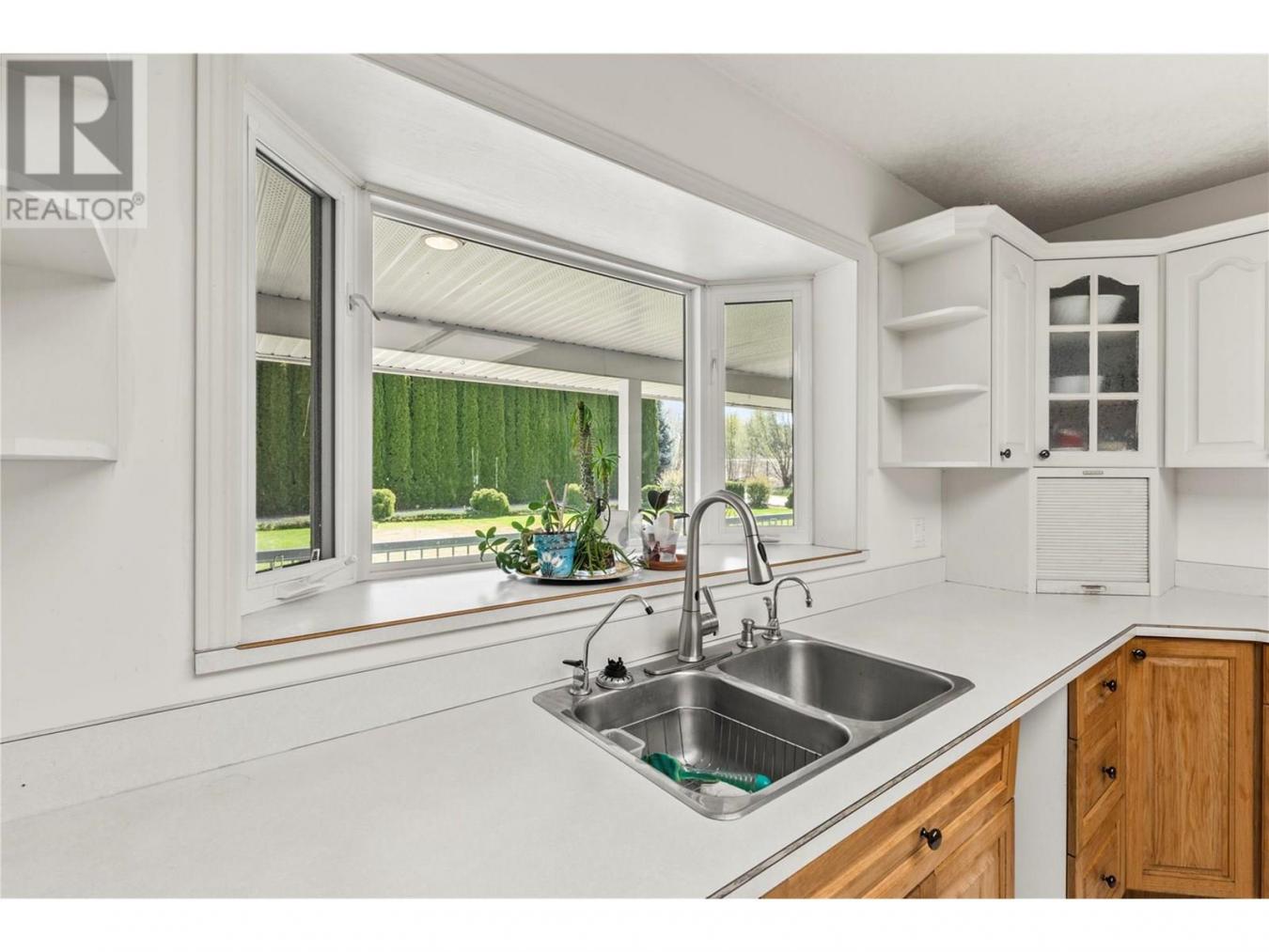 Salmon Arm, BC, V1E1Y4, Canada, 4 Bedrooms Bedrooms, ,3 BathroomsBathrooms,Residential,For Sale,1936541