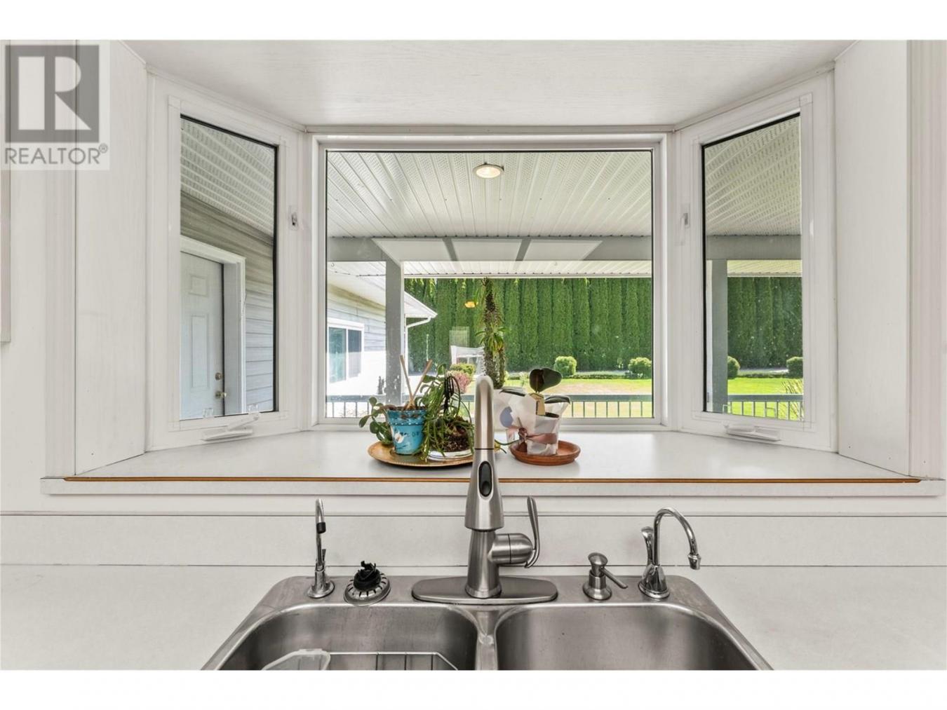 Salmon Arm, BC, V1E1Y4, Canada, 4 Bedrooms Bedrooms, ,3 BathroomsBathrooms,Residential,For Sale,1936541