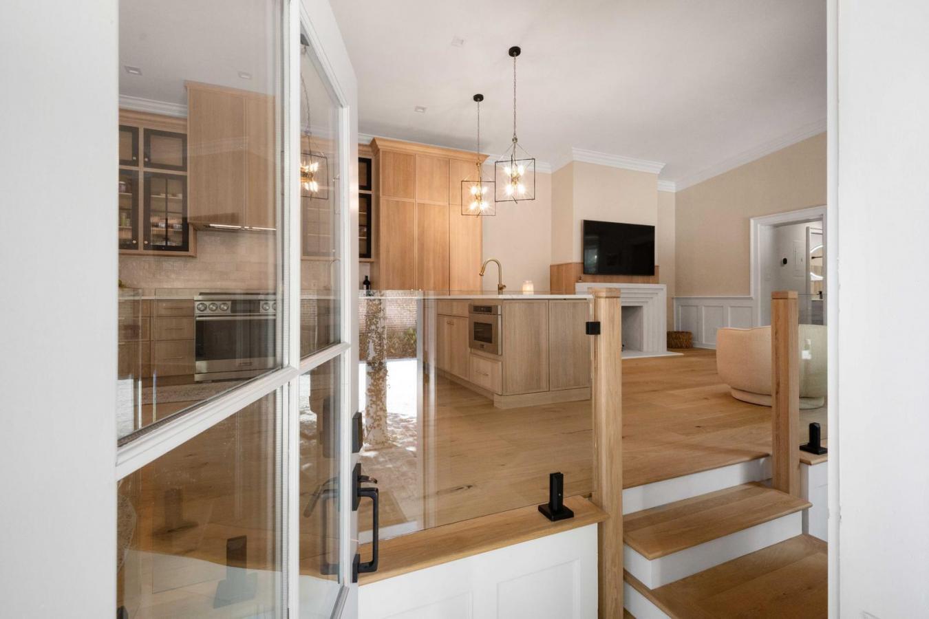 Charleston, Charleston, 29401, United States, 2 Bedrooms Bedrooms, ,2 BathroomsBathrooms,Residential,For Sale,1936537