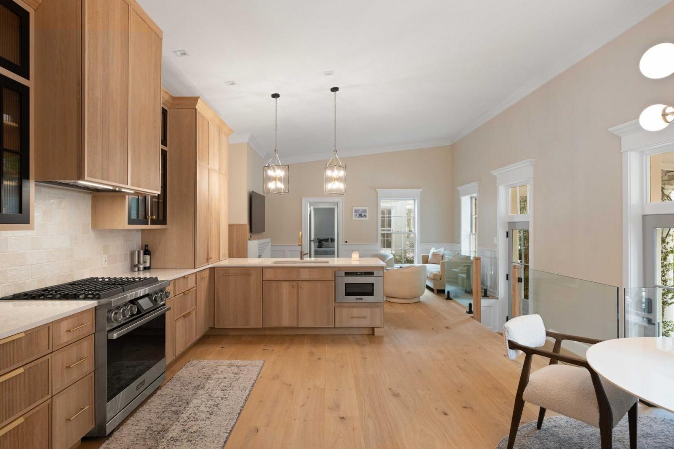 Charleston, Charleston, 29401, United States, 2 Bedrooms Bedrooms, ,2 BathroomsBathrooms,Residential,For Sale,1936537