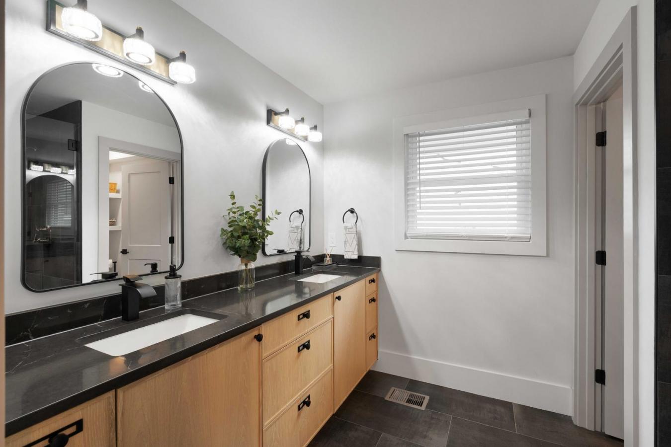 Charleston, Charleston, 29403, United States, 4 Bedrooms Bedrooms, ,3 BathroomsBathrooms,Residential,For Sale,1944218