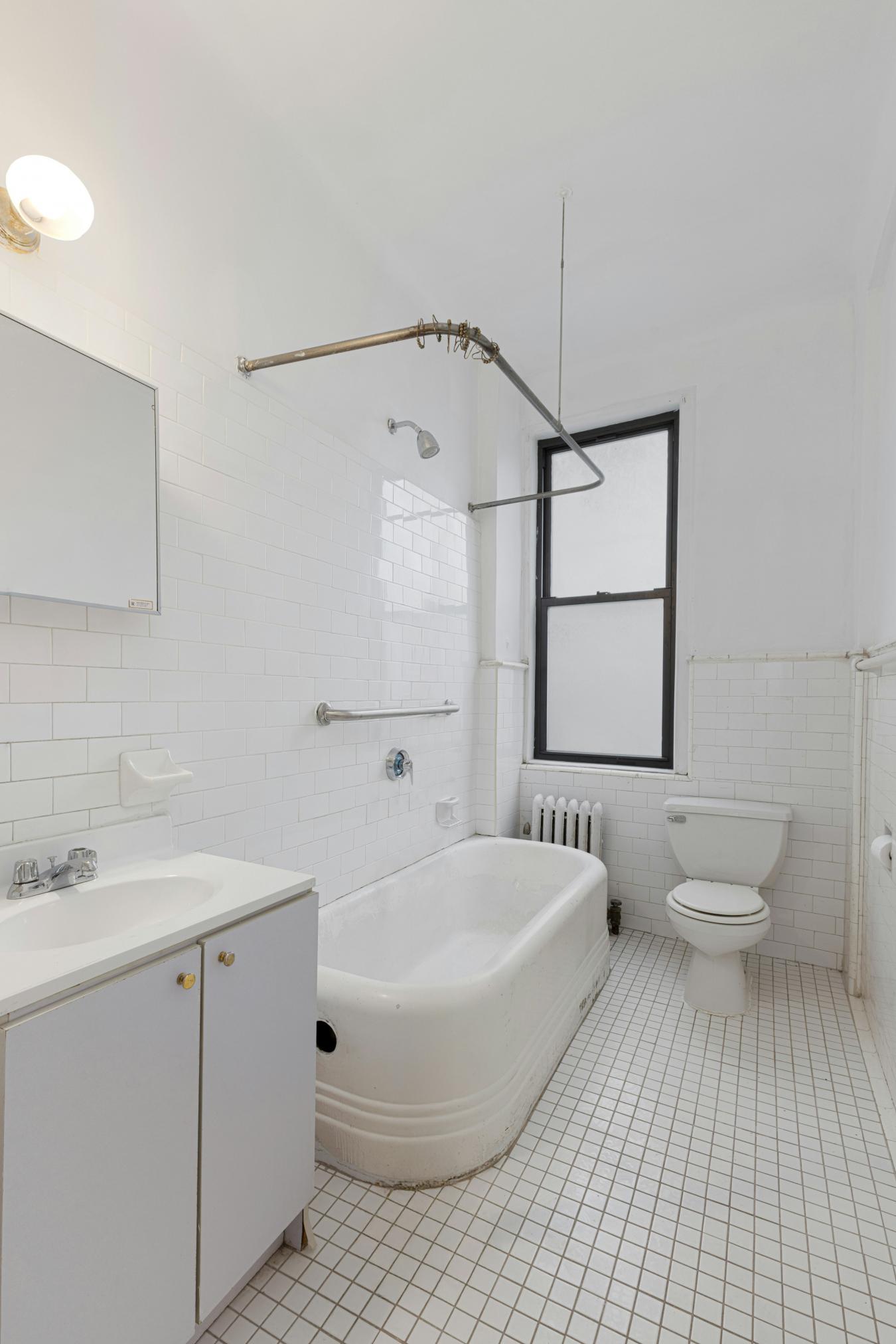 New York, New York, 10024, United States, 3 Bedrooms Bedrooms, ,3 BathroomsBathrooms,Residential,For Sale,1938505