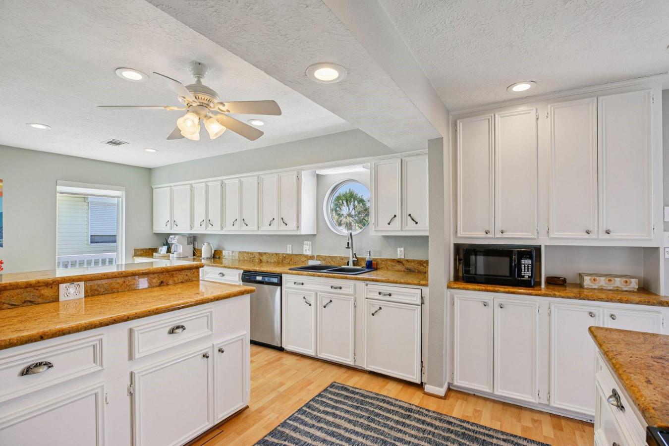 Galveston, Galveston, 77554, United States, 5 Bedrooms Bedrooms, ,3 BathroomsBathrooms,Residential,For Sale,1938483