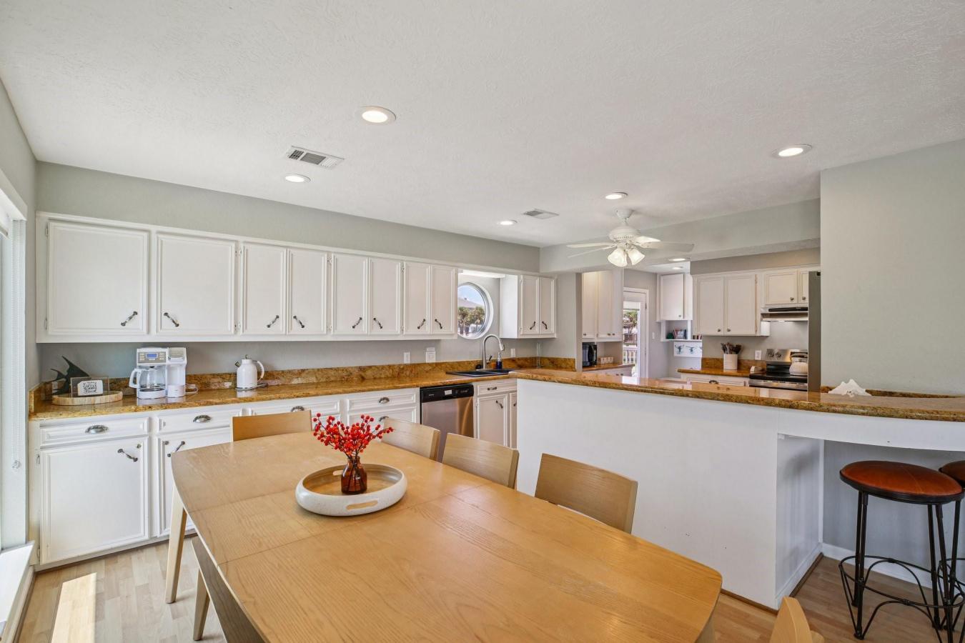 Galveston, Galveston, 77554, United States, 5 Bedrooms Bedrooms, ,3 BathroomsBathrooms,Residential,For Sale,1938483