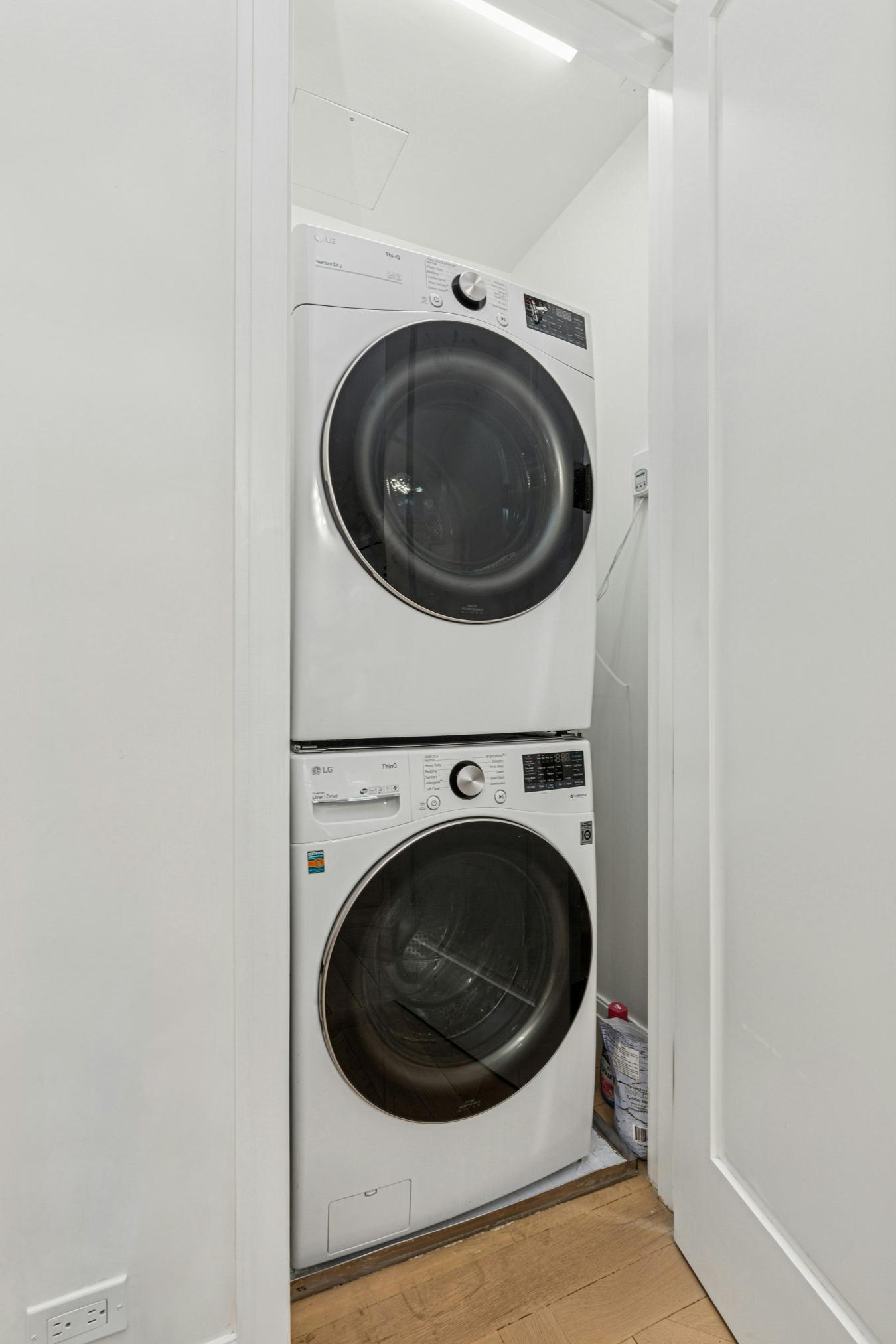 New York, New York, 10024, United States, 3 Bedrooms Bedrooms, ,2 BathroomsBathrooms,Residential,For Sale,1943696