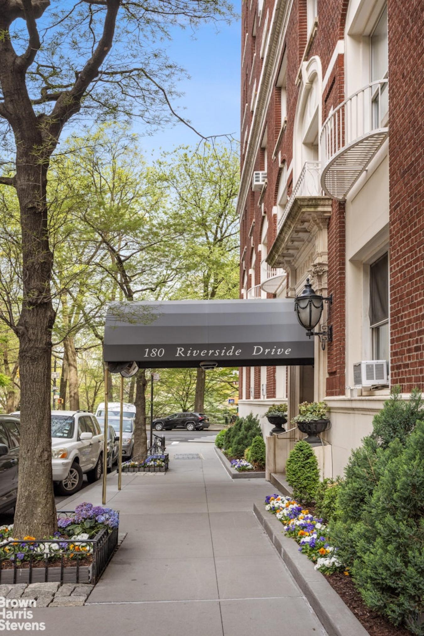 New York, New York, 10024, United States, 2 Bedrooms Bedrooms, ,2 BathroomsBathrooms,Residential,For Sale,1943692