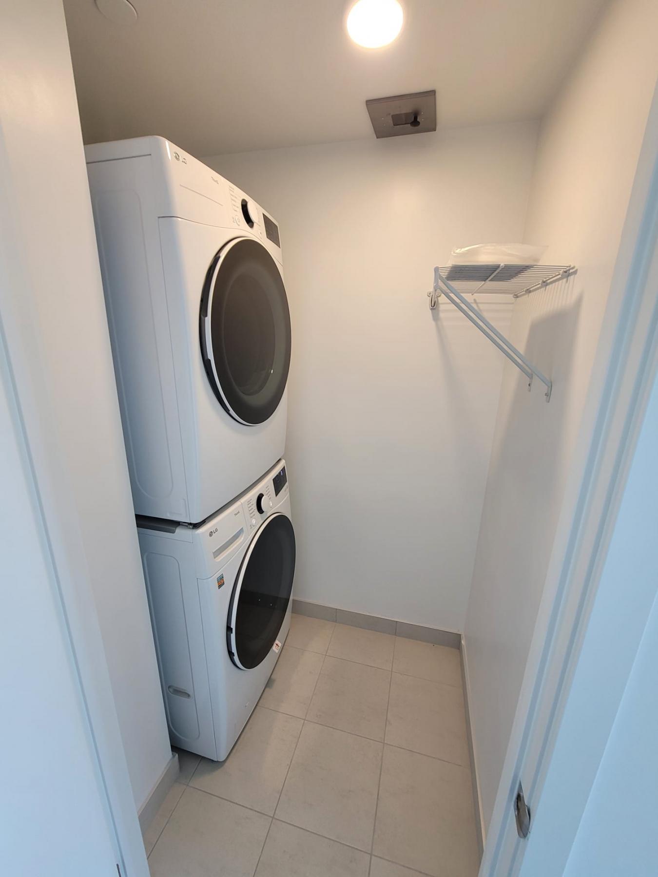 Mississauga, ON, L5B0P6, Canada, 2 Bedrooms Bedrooms, ,2 BathroomsBathrooms,Residential,For Sale,1941549