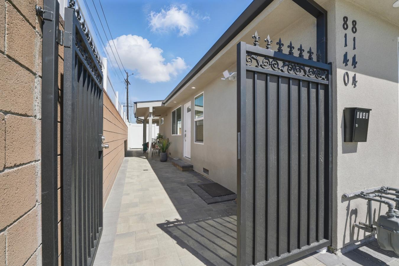 North Hollywood, Los Angeles, 91605, United States, 11 Bedrooms Bedrooms, ,8 BathroomsBathrooms,Residential,For Sale,1941543