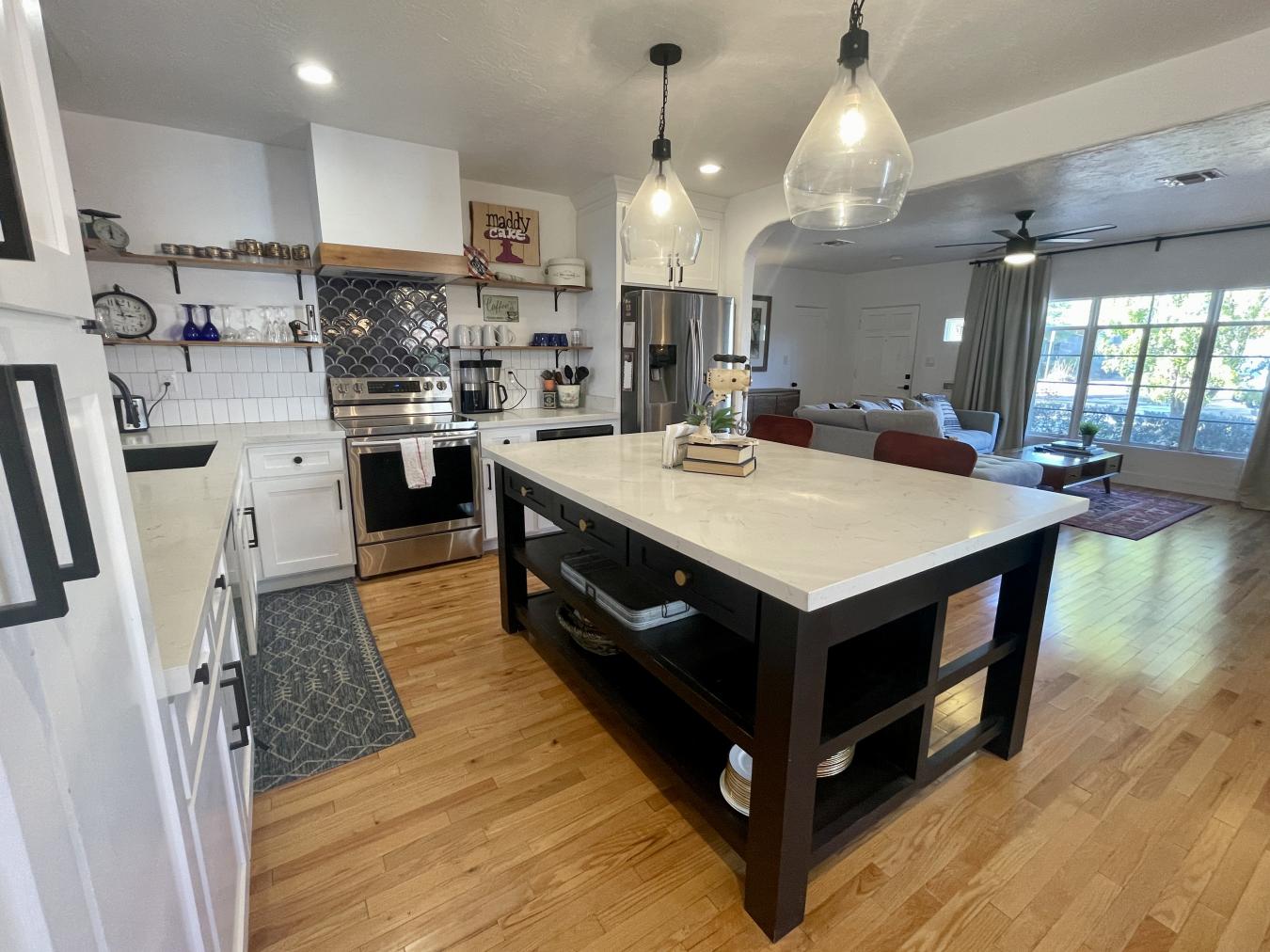 Phoenix, Maricopa, 85013, United States, 4 Bedrooms Bedrooms, ,3 BathroomsBathrooms,Residential,For Sale,1943954