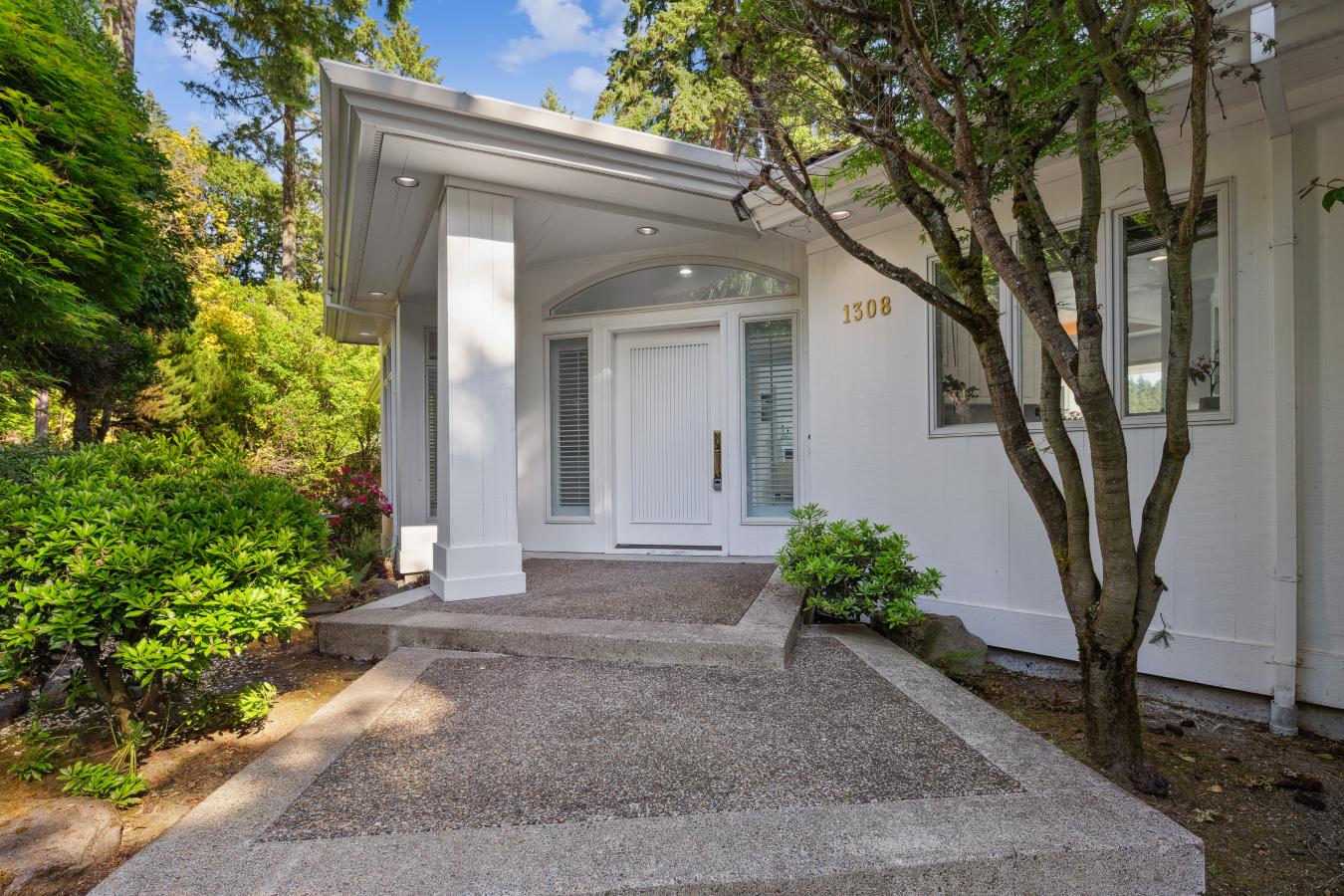 Lake Oswego, Clackamas, 97034, United States, 2 Bedrooms Bedrooms, ,3 BathroomsBathrooms,Residential,For Sale,1943673