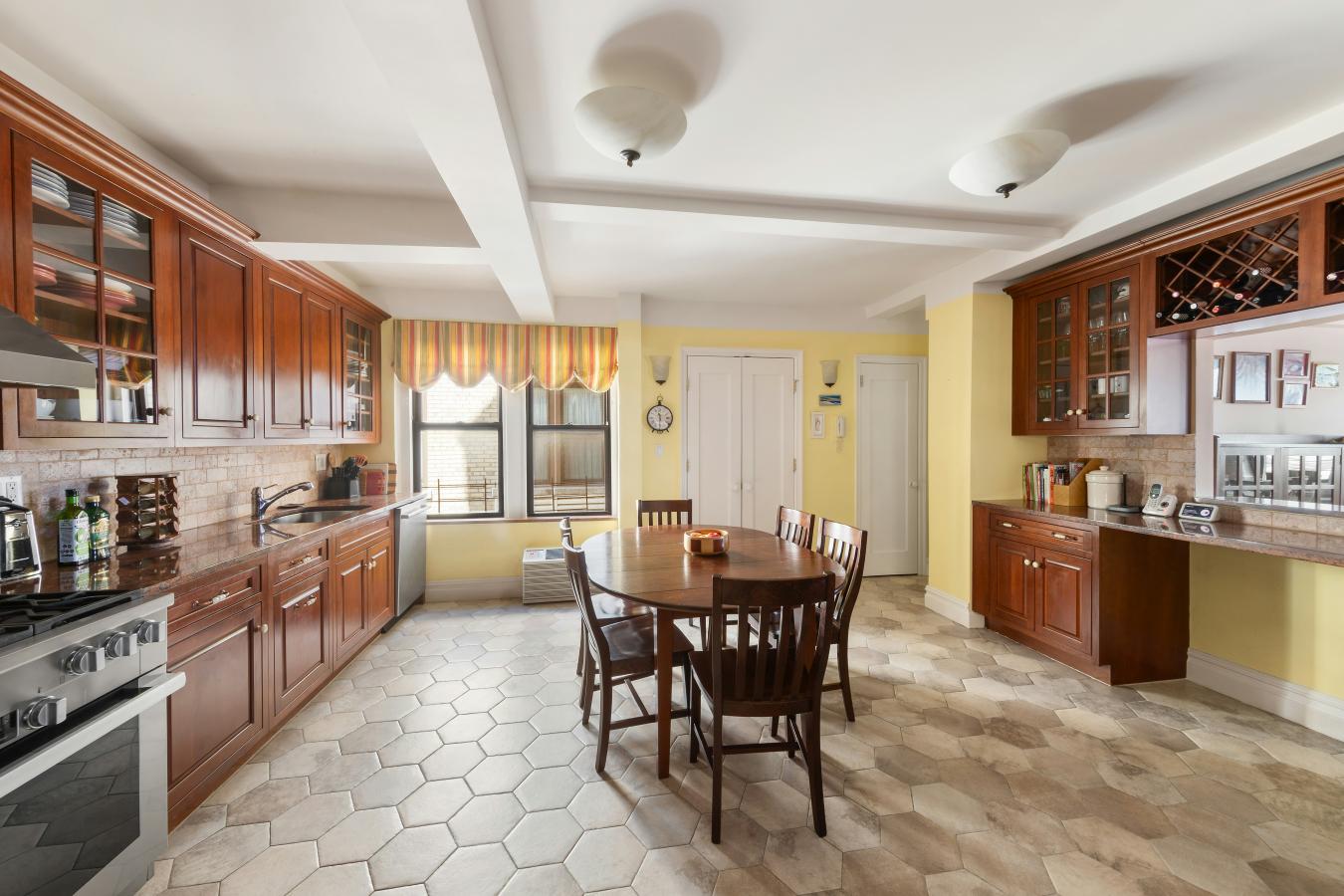 New York, New York, 10024, United States, 4 Bedrooms Bedrooms, ,3 BathroomsBathrooms,Residential,For Sale,1944194