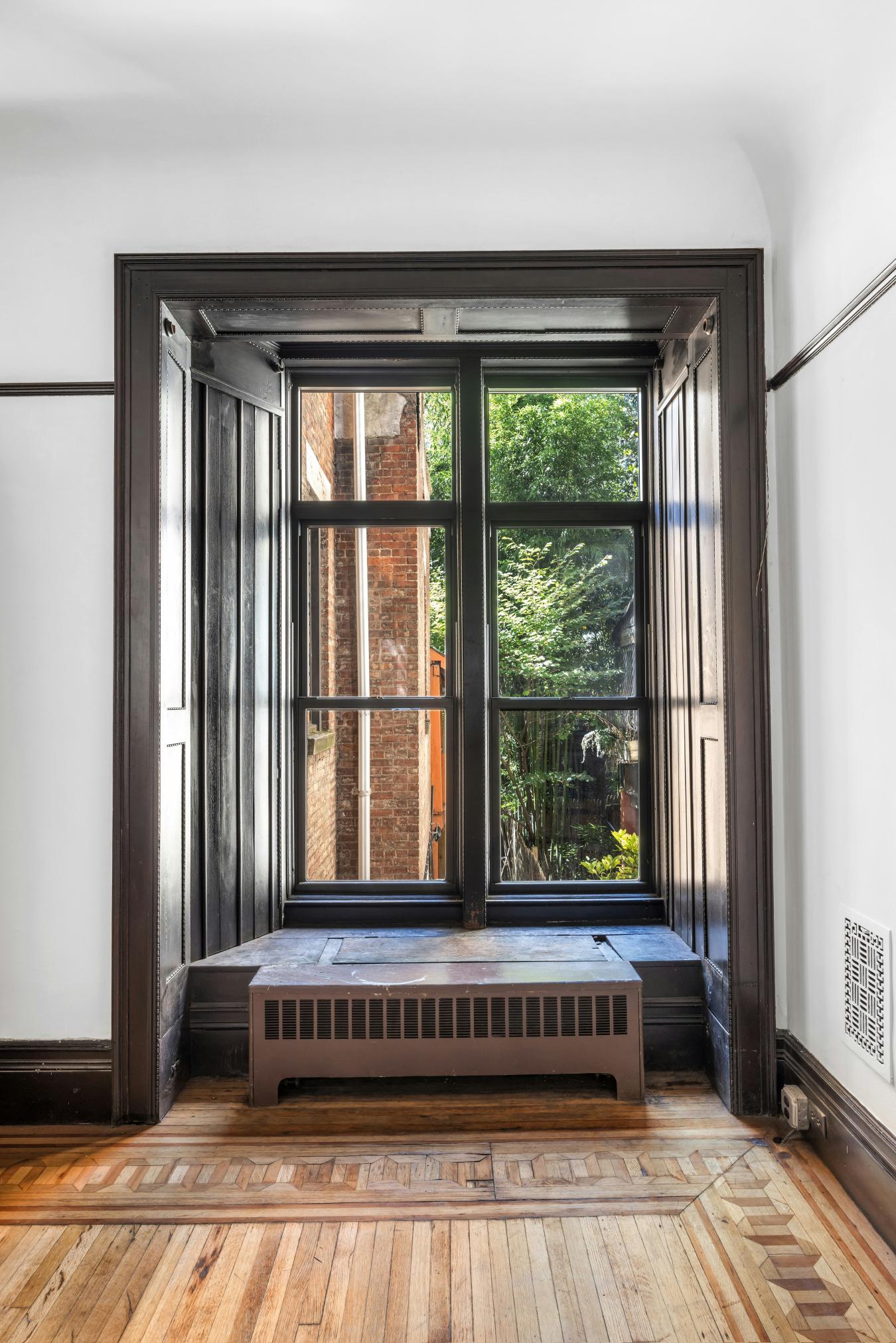 New York, New York, 10024, United States, 4 Bedrooms Bedrooms, ,3 BathroomsBathrooms,Residential,For Sale,1944180