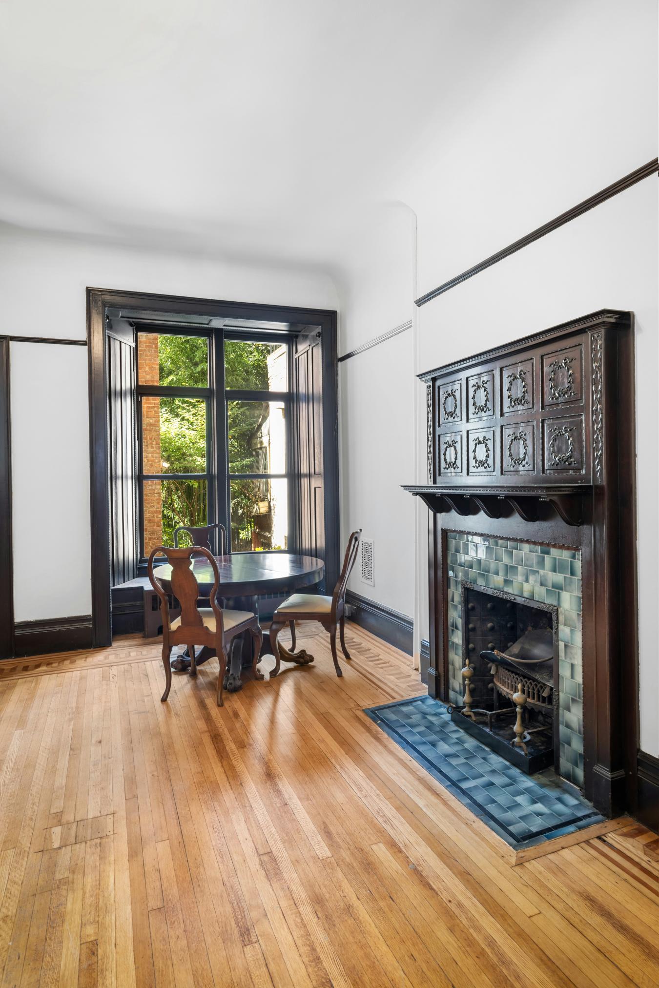 New York, New York, 10024, United States, 4 Bedrooms Bedrooms, ,3 BathroomsBathrooms,Residential,For Sale,1944180