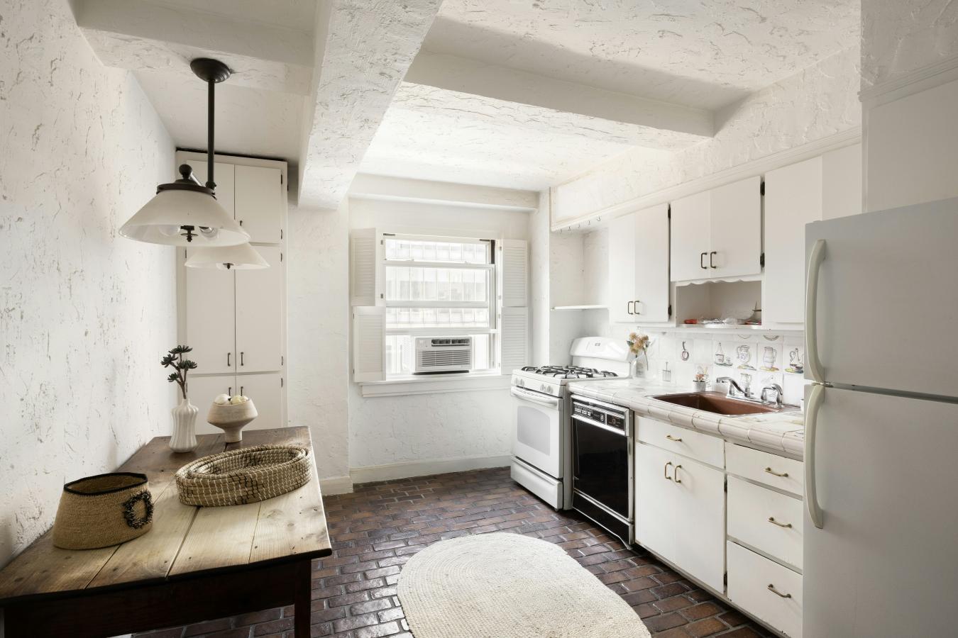 New York, New York, 10023, United States, 3 Bedrooms Bedrooms, ,1 BathroomBathrooms,Residential,For Sale,1944178