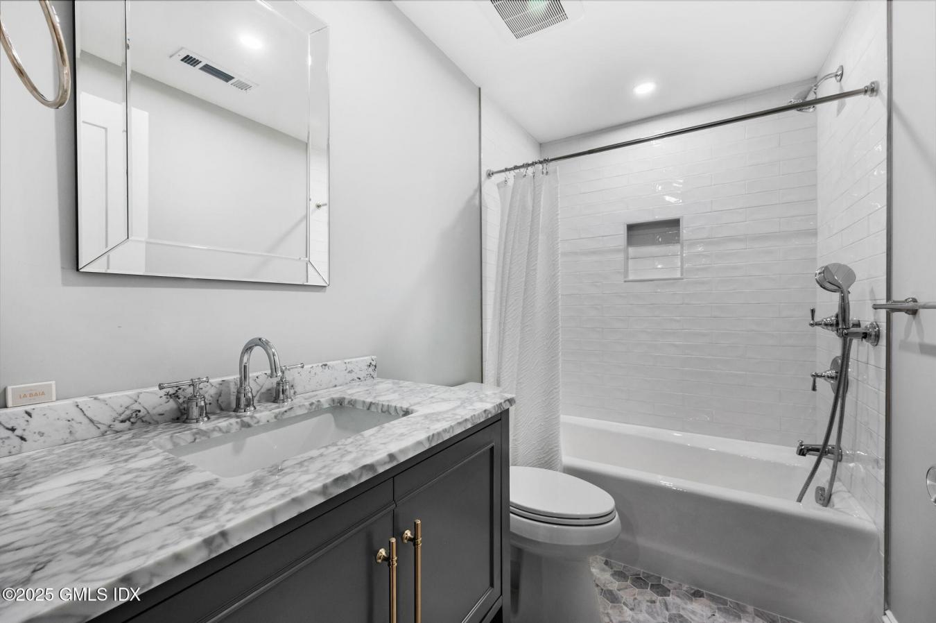 Cos Cob, Connecticut, 06807, United States, 5 Bedrooms Bedrooms, ,4 BathroomsBathrooms,Residential,For Sale,1944176