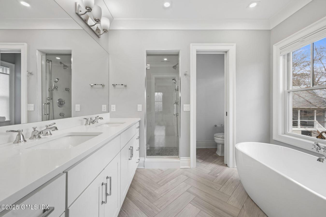 Cos Cob, Connecticut, 06807, United States, 5 Bedrooms Bedrooms, ,4 BathroomsBathrooms,Residential,For Sale,1944176