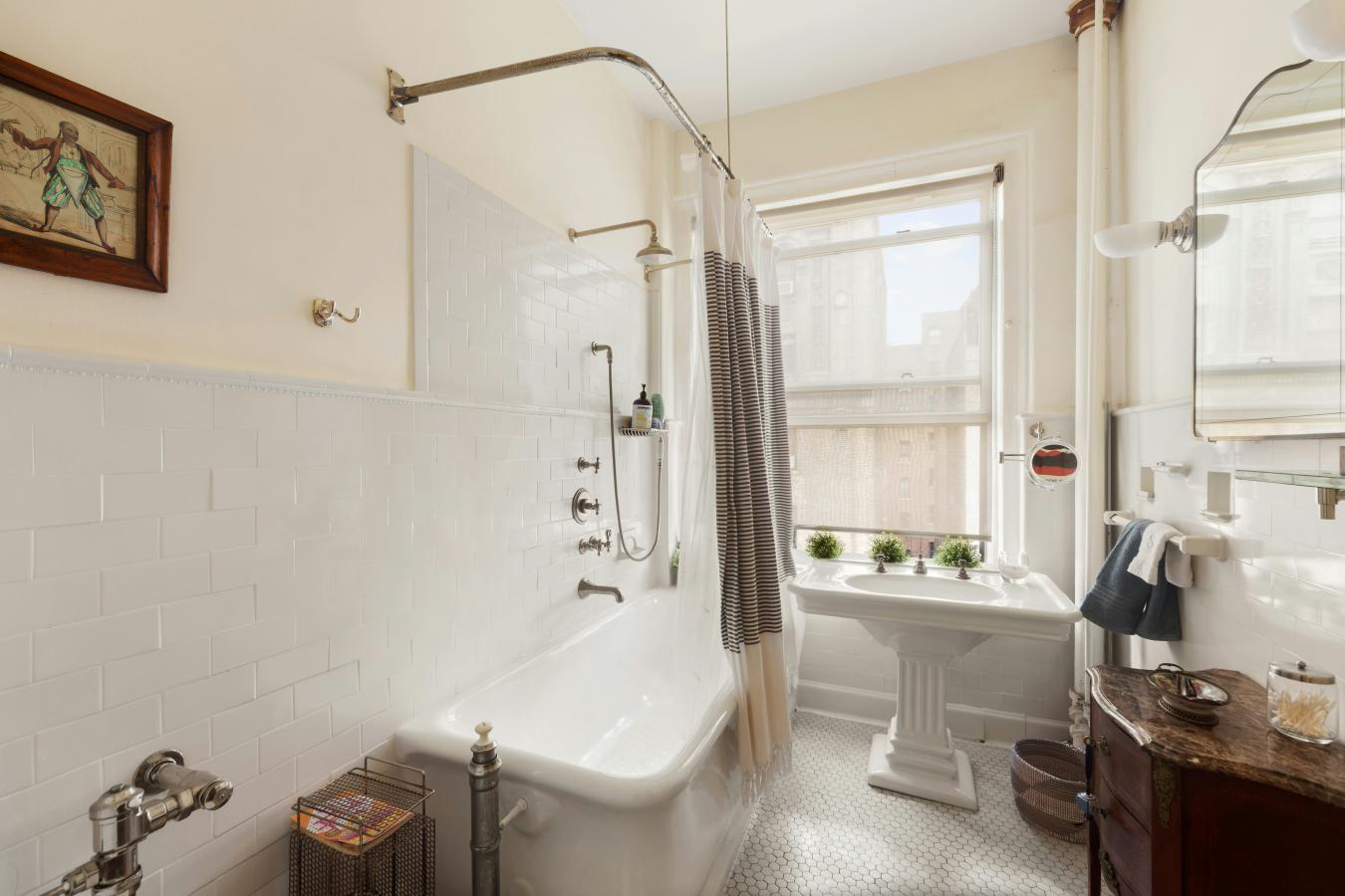 New York, New York, 10025, United States, 3 Bedrooms Bedrooms, ,1 BathroomBathrooms,Residential,For Sale,1944172