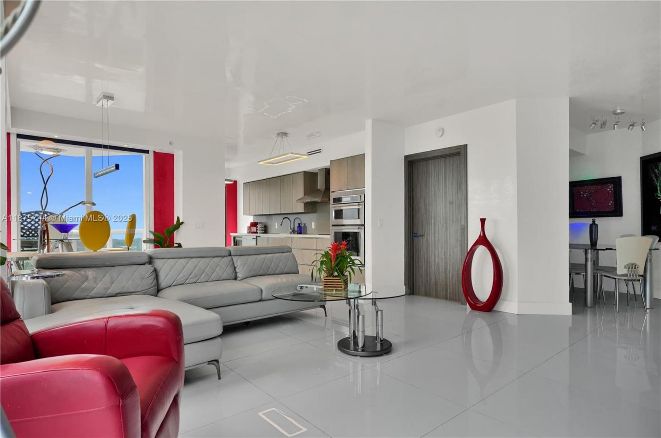 Miami Beach, Florida, 33140, United States, 2 Bedrooms Bedrooms, ,2 BathroomsBathrooms,Residential,For Sale,1944168
