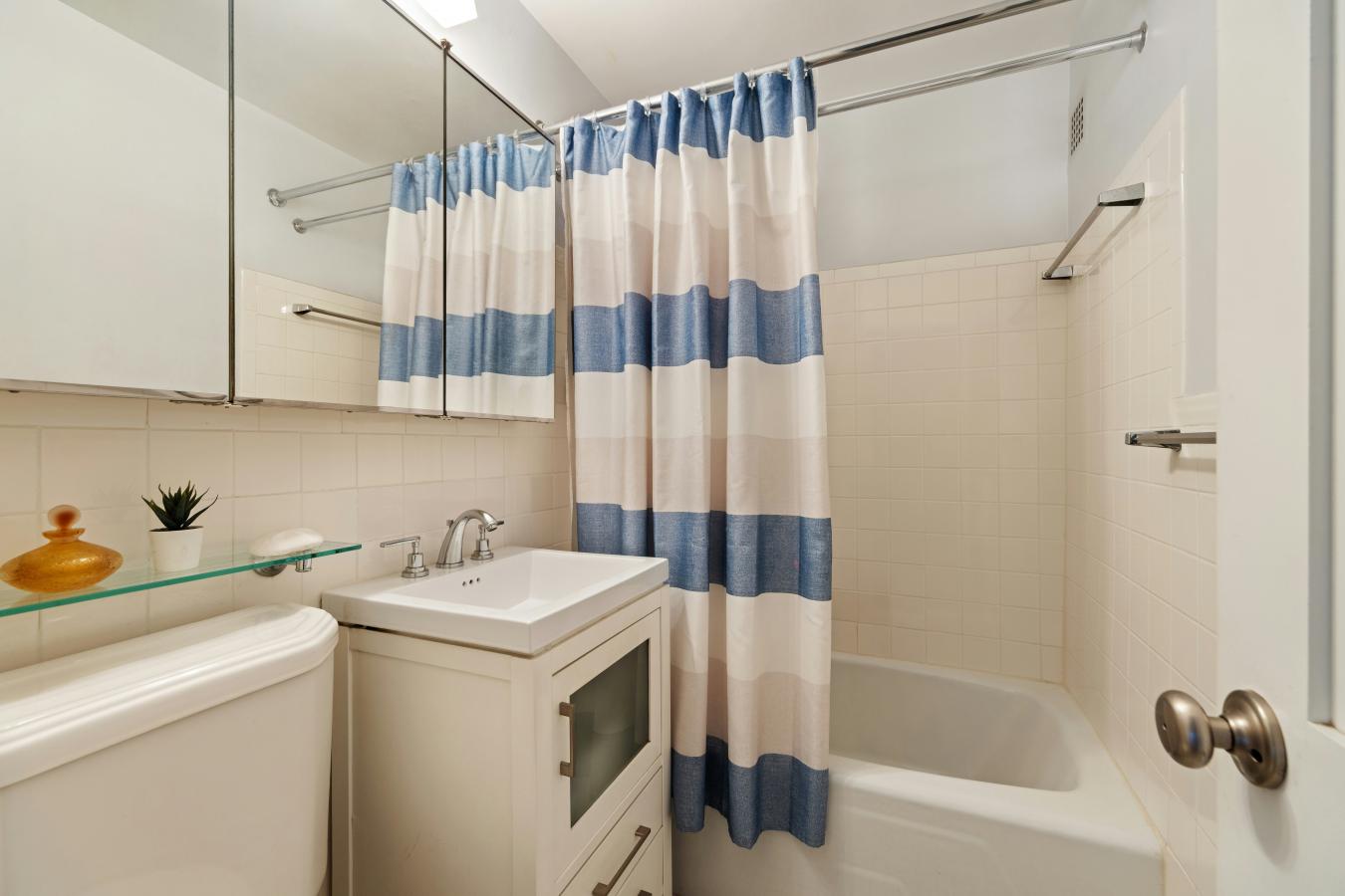 New York, New York, 10023, United States, 2 Bedrooms Bedrooms, ,2 BathroomsBathrooms,Residential,For Sale,1944163