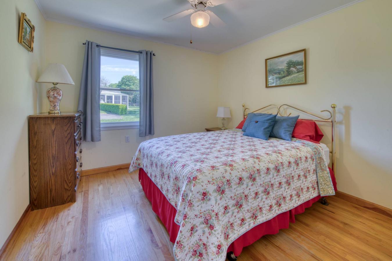 North Haven, New York, 11963, United States, 3 Bedrooms Bedrooms, ,2 BathroomsBathrooms,Residential,For Sale,1944162