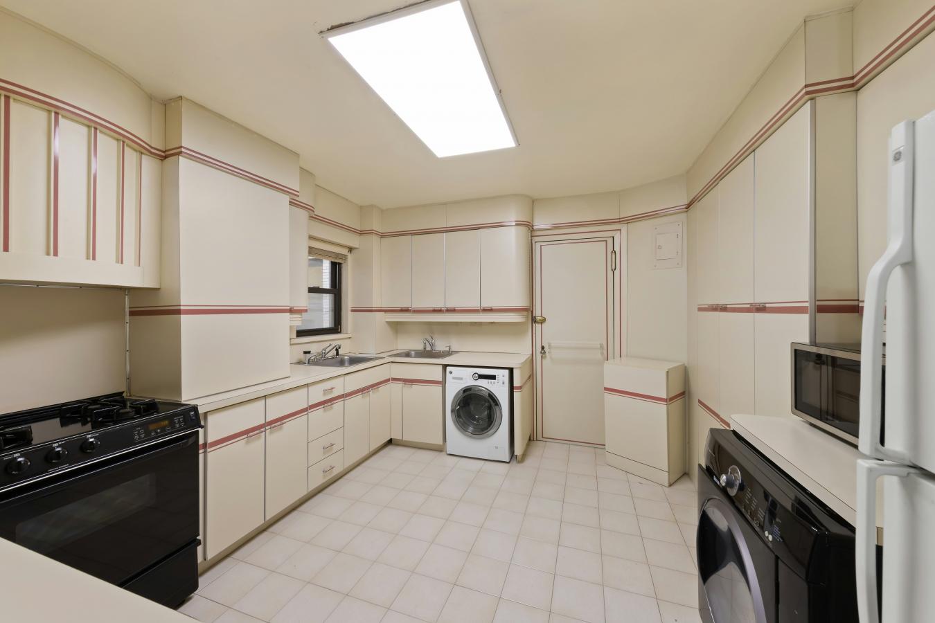 New York, New York, 10024, United States, 2 Bedrooms Bedrooms, ,2 BathroomsBathrooms,Residential,For Sale,1944156