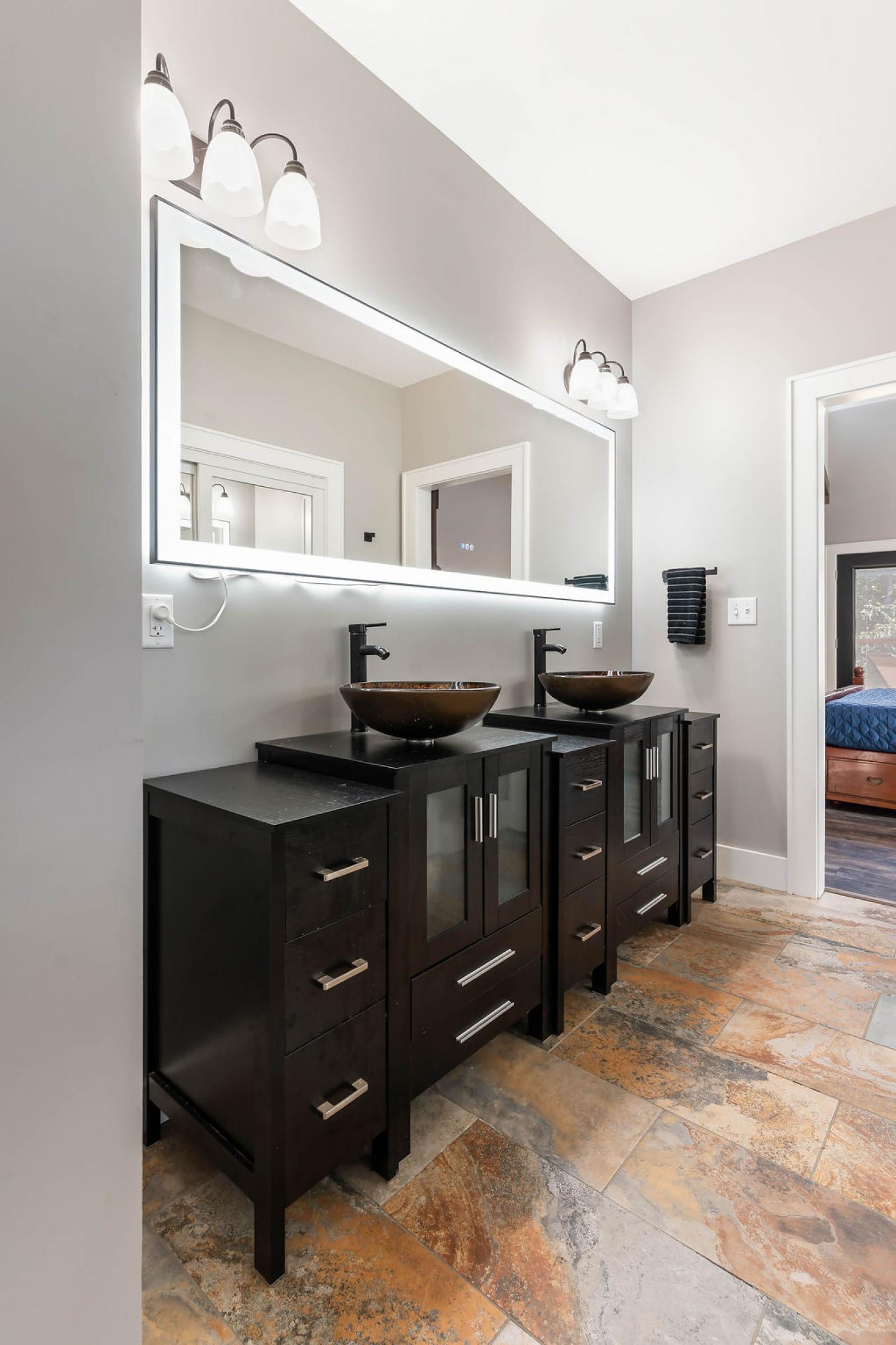 Hendersonville, Henderson, 28792, United States, 3 Bedrooms Bedrooms, ,2 BathroomsBathrooms,Residential,For Sale,1945170