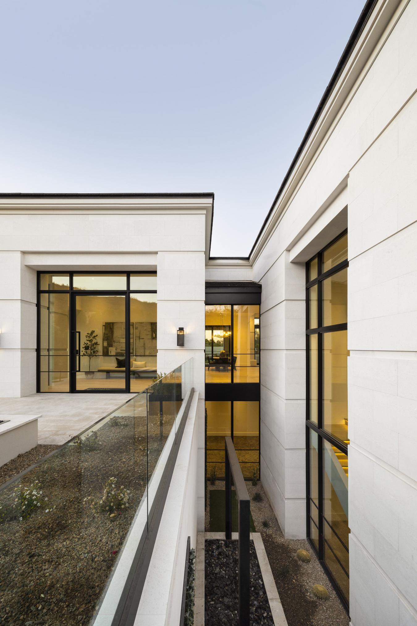 Paradise Valley, Arizona, 85253, United States, 5 Bedrooms Bedrooms, ,4 BathroomsBathrooms,Residential,For Sale,1945137